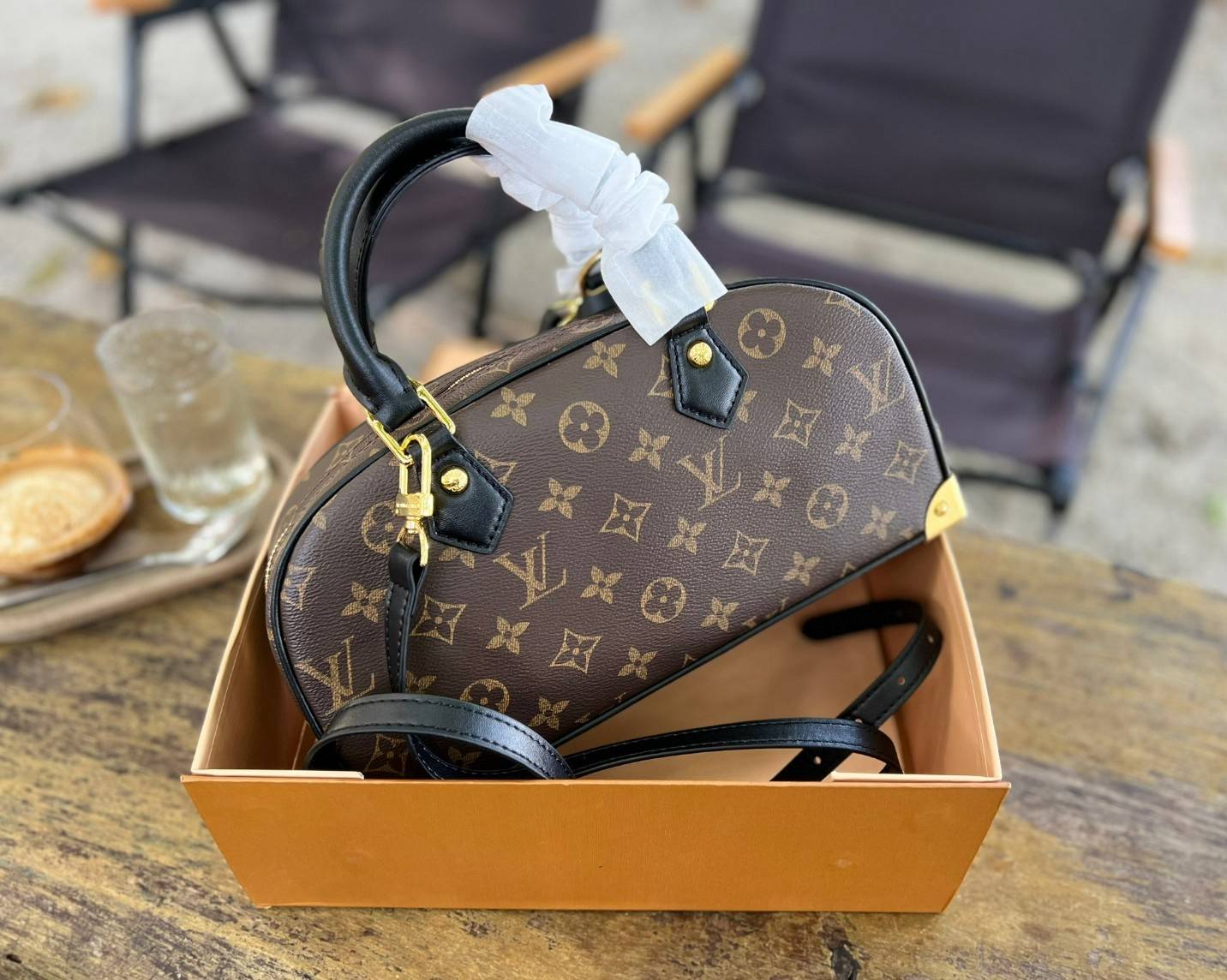 ORI หนังแท้ | LV x TM Handbag East West Murakami ซีซั่นนี้จะเป็นรุ่นไหนไปไม่ได้นอกจากรุ่นใหม่ล่าสุด พิมพ์ลายโมโนแกรมทั้งใบทรงล้ำสมัย หนังแท้นิ่มอย่างดี ประดับด้วยหมุดโลหะสีทองสุดหรูค่ะ