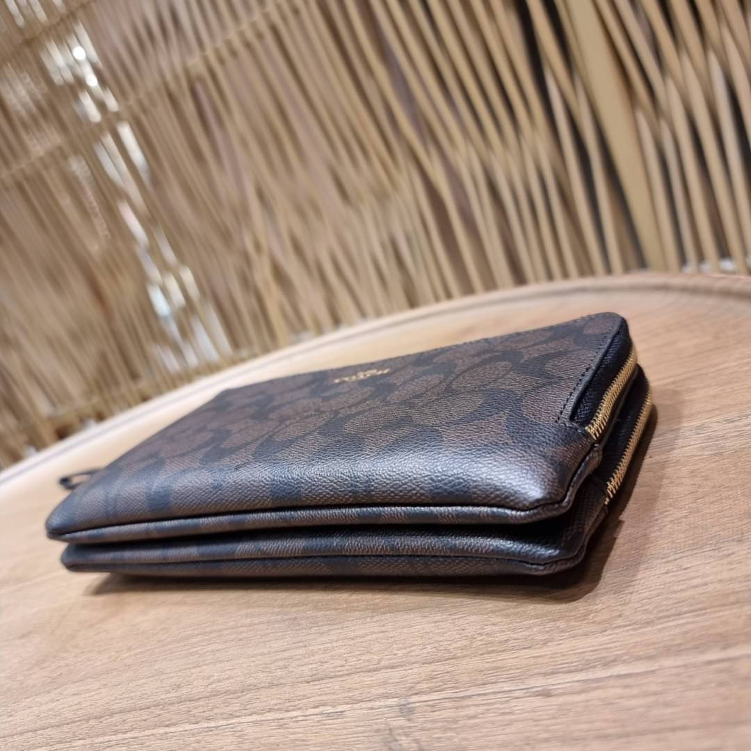 COACH F54057 DOUBLE ZIP WALLET IN SIGNATURE กระเป๋าคล้องมือ size L ใบนี้ใส่มือถือได้ทุกรุ่น ขนาดกำลังดี พกพาสะดวกมากๆ วัสดุหนังสังเคราะห์ ภายในเป็นผ้าสีสวยคม ใส่ธนบัตร ใส่บัตรได้เยอะ ใส่มือถือได้สบายๆทุกรุ่น ตอบโจทย์สาวๆที่ไม่ชอบพกเยอะวุ่นวายจ้า ใบนี้เอาอ