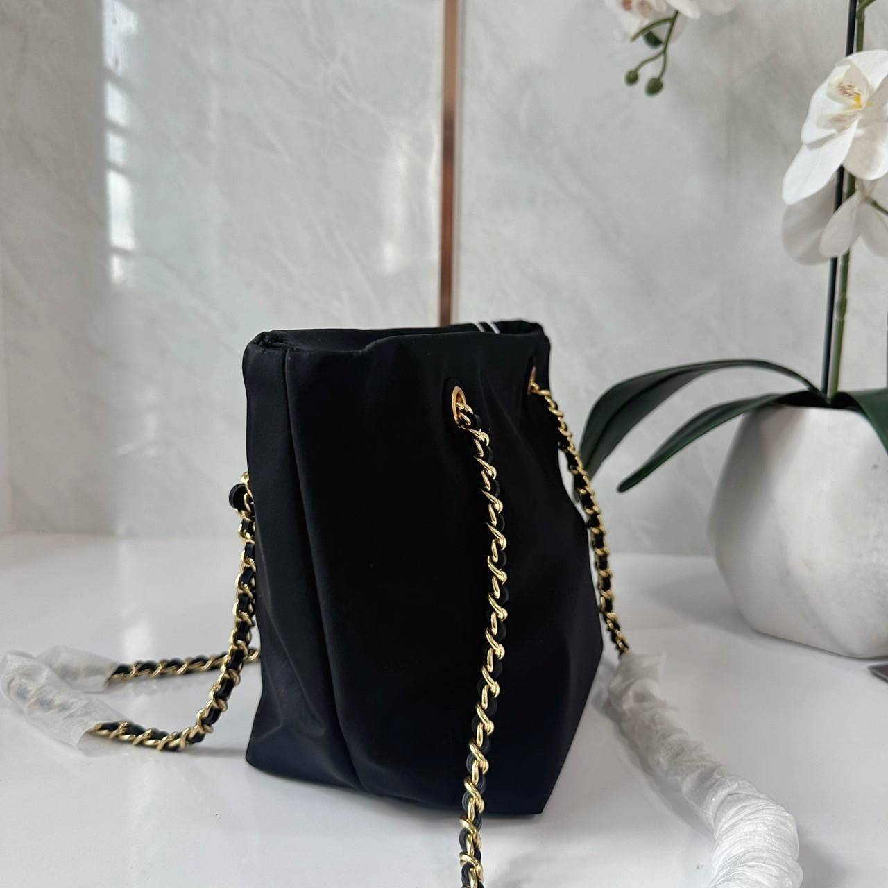 TORY BURCH Ella Chain Crossbody Nylon Bag กระเป๋าคล้องไหล่สายโซ่หรูหราโดดเด่นด้วยโลโก้หนังด้านหน้า สามารถปรับสะพายคอสบอดี้ สะพาลไหล่ได้