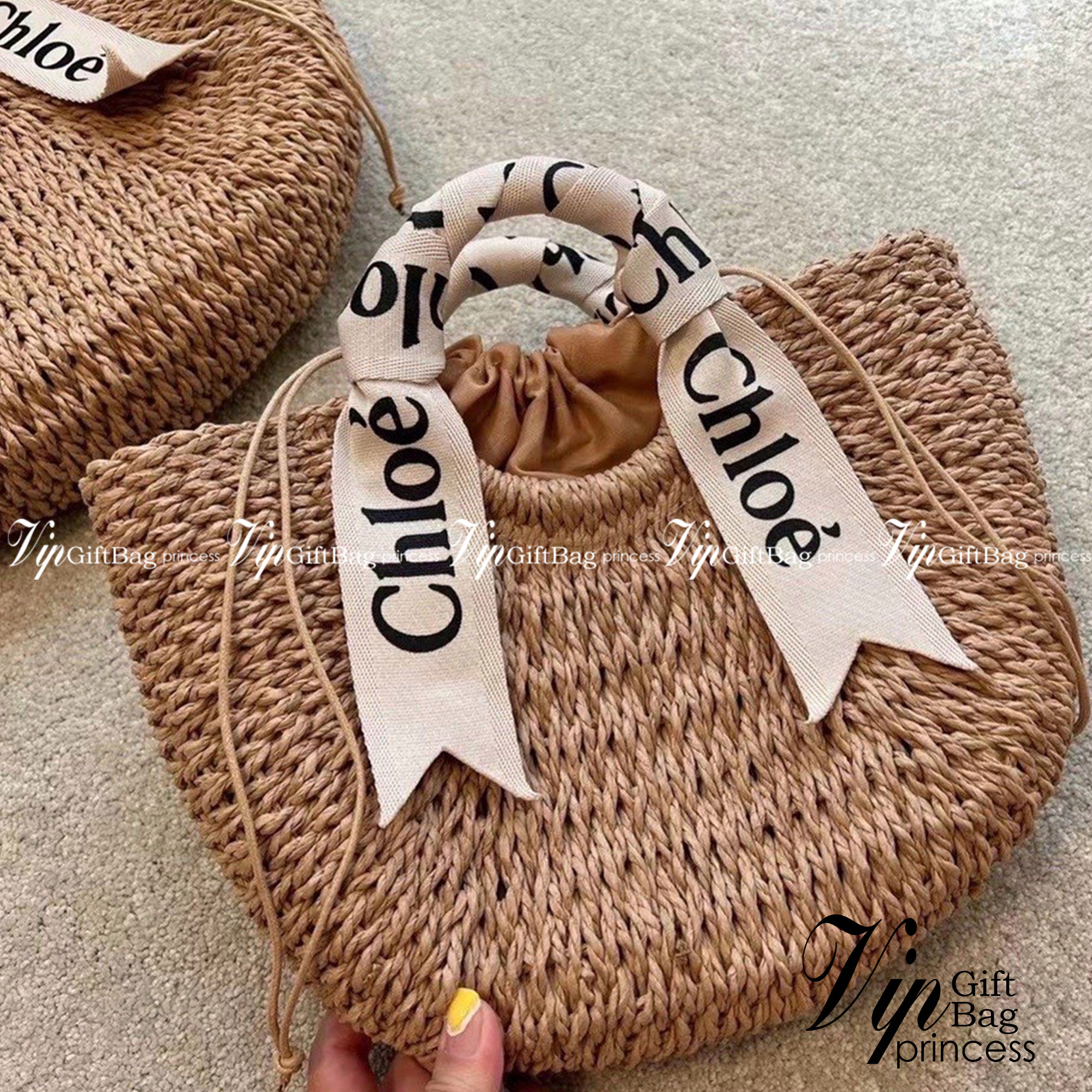 Chloe Straw Handbag Summer Beach Weave กระเป๋าสานสไตล์มินิมอล ซับในผ้าอย่างดี มาพร้อมผ้าผูกหูกระเป๋า สวยลงตัวรุ่นนี้ไม่ควรพลาดน้า สวยปังไม่ไหว ภาพสินค้าถ่ายจากงานขายจริง น่ารักมากค่ะ