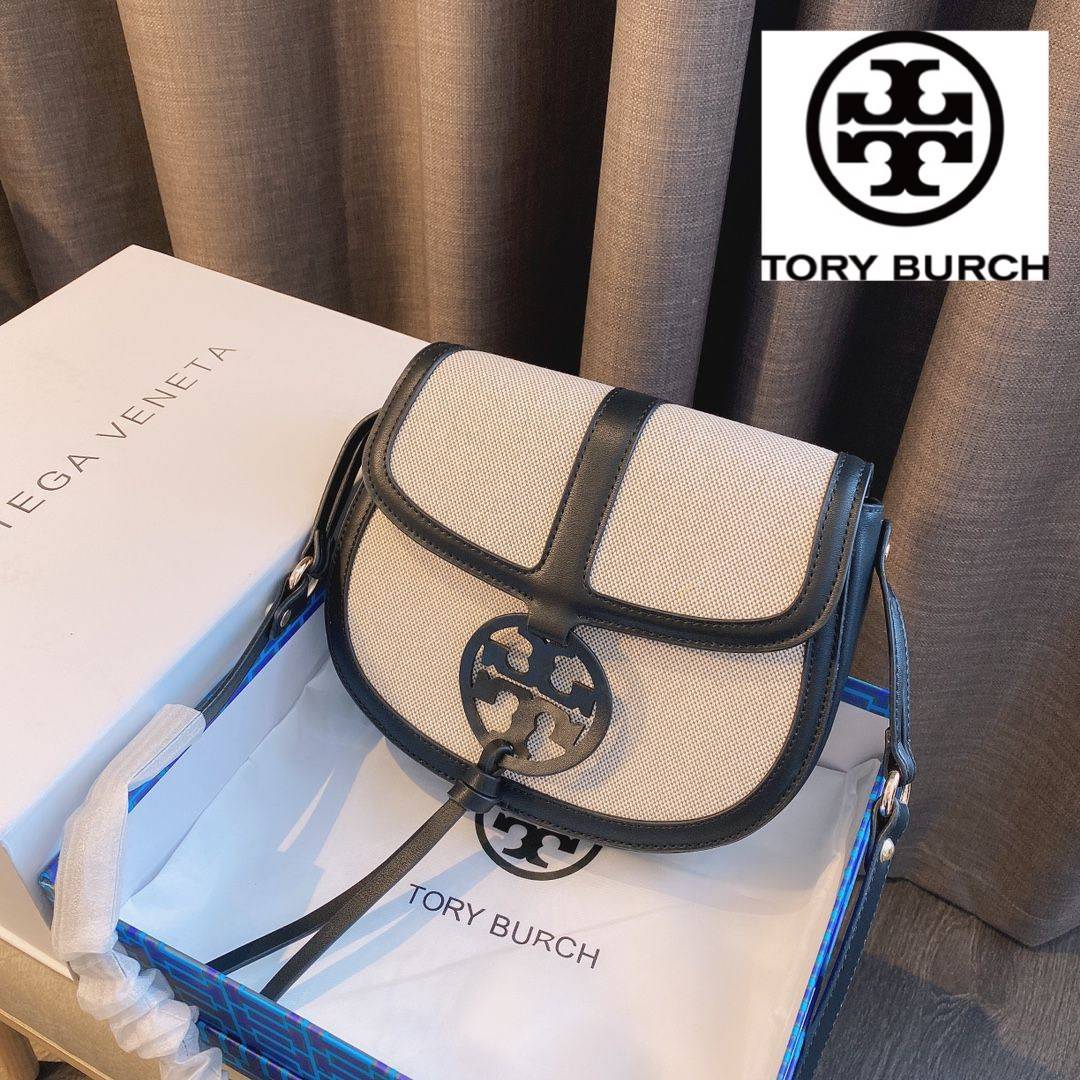 ของแท้ 💯% TORY BURCH CROSSBODY กระเป๋าสะพายข้าง ไซส์กำลังน่ารัก วัสดุทำจากผ้าCanvas ผสมหนัง ฝาพับเปิดปิดด้วยกระดุมแม่เหล็ก มีช่องใหญ่ เพิ่มช่องซิปยาว ใส่โทรศัพท์ สมุดบัญชีได้