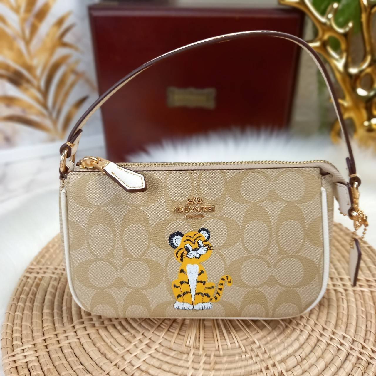 COACH NOLITA 19 IN SIGNATURE CANVAS WITH TIGER (C7699) 😻กระเป๋าถือ กระเป๋าสะพายทรงพอชเล็ก ปรับเป็นคล้องมือได้ รุ่นนี้ บอกเลยว่าใช้ง่ายสะพายคล่องมากๆ// จะสะพายไหล่ หรือปรับเปลี่ยนมาเป็นแบบคล้องมือเก๋ๆก็ยังได้ เพียงแค่ถอดตะขอมารวมกันไว้ที่หูกระเป๋าข