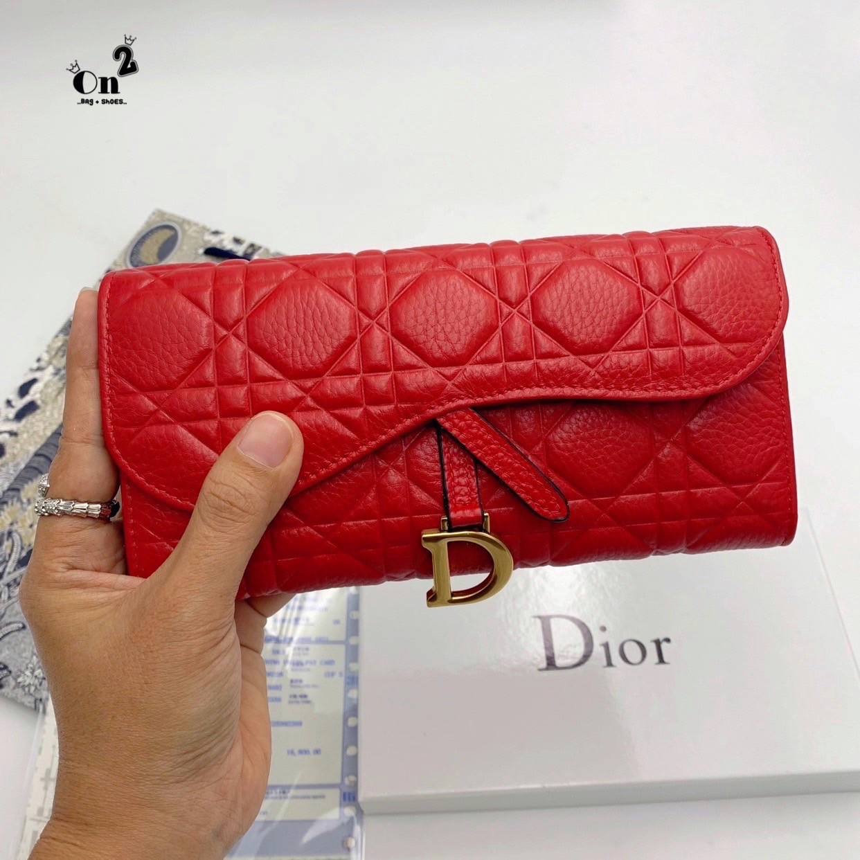 Dior Long Wallet กระเป๋าสตางค์ใบยาว เปิดหน้าทรงเคิร์ป สวยหรู งานหนังนิ่มฟู มาพร้อมอะไหล่สีทองหรูหรา ด้านในมี 3 ช่องใช้งาน งานจริงคือสวยมาก มาให้สาวๆเลือกใช้กัน 3 โทนสี ราคาดีย์มากกน้าาา