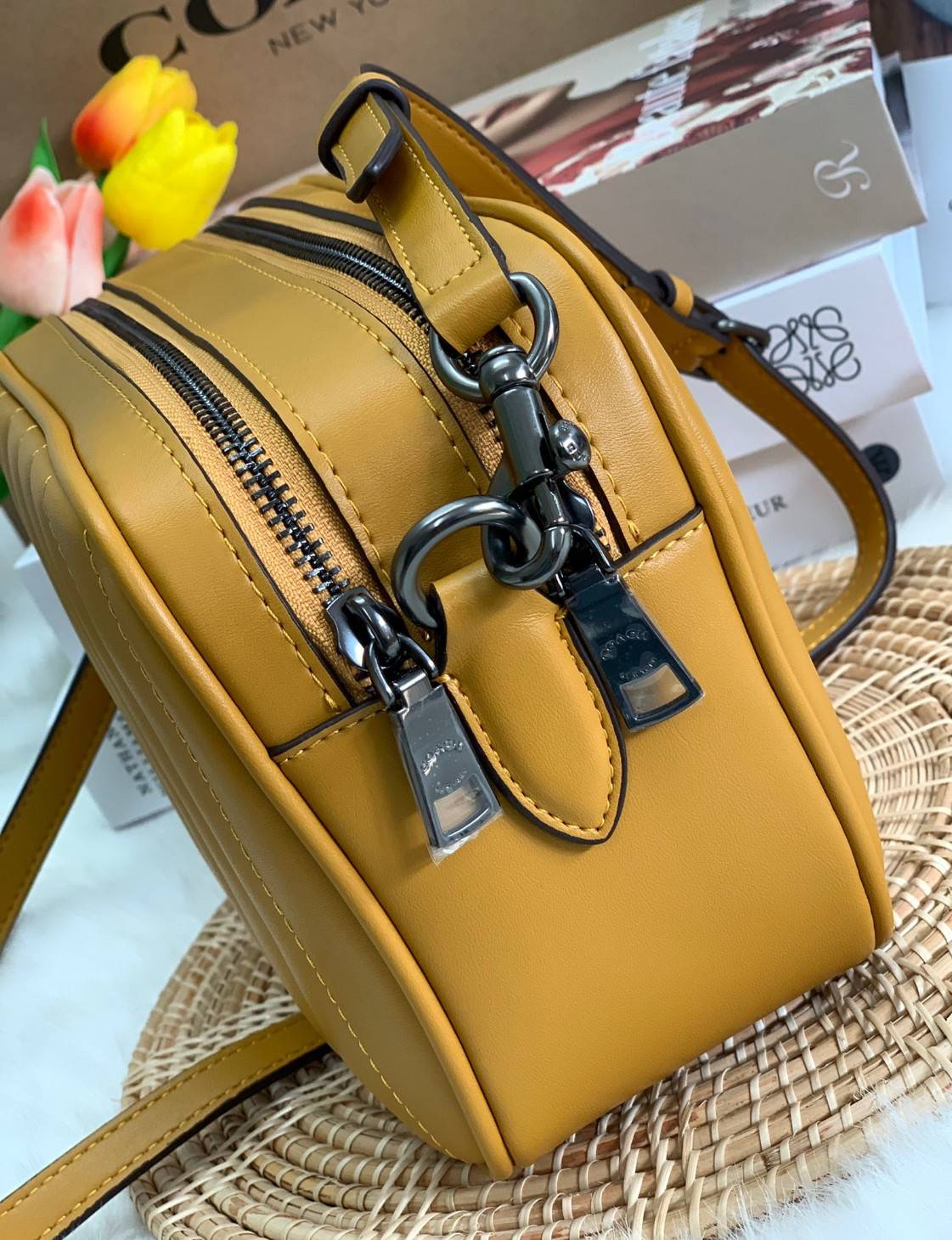 COACH C1569 JES CROSSBODY WITH LINEAR QUILTING ใหม่ล่าสุด!! กระเป๋าสะพายข้าง รุ่น 2 ซิป ใบใหญ่จุใจ ดีไซน์ใหม่ เพิ่มลูกเล่นให้ดูหรูหรายิ่งขึ้น วัสดุหนังสังเคราะห์บุเป็นลายเส้นสวยงาม เปิด-ปิดด้วยซิป 2 ช่องหลัก ใช้งานง่าย ทรงสวยมากๆรุ่นนี้ มาพร้อมสายสะพาย cr