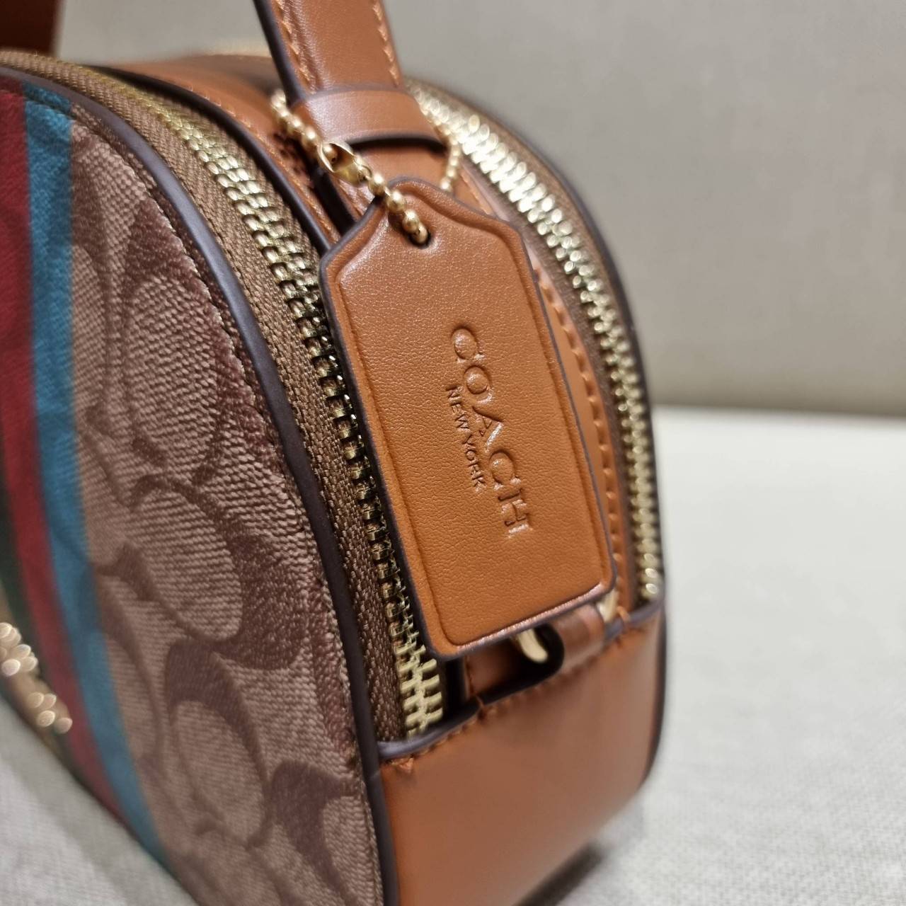 COACH C5642 SERENA SATCHEL IN SIGNATURE CANVAS WITH STRIPE ดีไซน์ stripe ที่แสนจะโดดเด่น กับคอลเลคชั่นยอดฮิต ที่ sold out ไปแล้วในหลายประเทศ!! กระเป๋าสะพายข้างทรงสวย ลุคผู้ดี วัสดุหนังแคนวาสสลับหนังแท้ เปิด-ปิดด้วยซิป 2 ช่องหลัก ภายในเป็นช่องโล่ง เก็บของไ