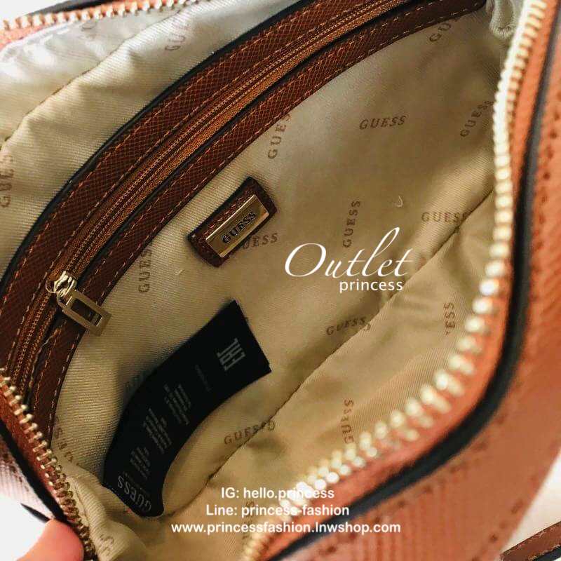 GUESS ZIP TOP KAMRYN CROSSBODY BAG กระเป๋าสะพายรุ่นยอดนิยม วัสดุ PU คุณภาพดี น้ำหนักเบา ด้านหน้าประดับด้วยโลโก้แบรนด์สุดหรู เปิดปิดกระเป๋าด้วยซิปสะดวกใช้ ด้านในโล่งกว้างมีช่องซิปและช่องใส่บัตร สามารถใส่มือถือได้ทุกรุ่น กระเป๋าสตางค์ใบสั้นได้ ซับในลายแบรนด
