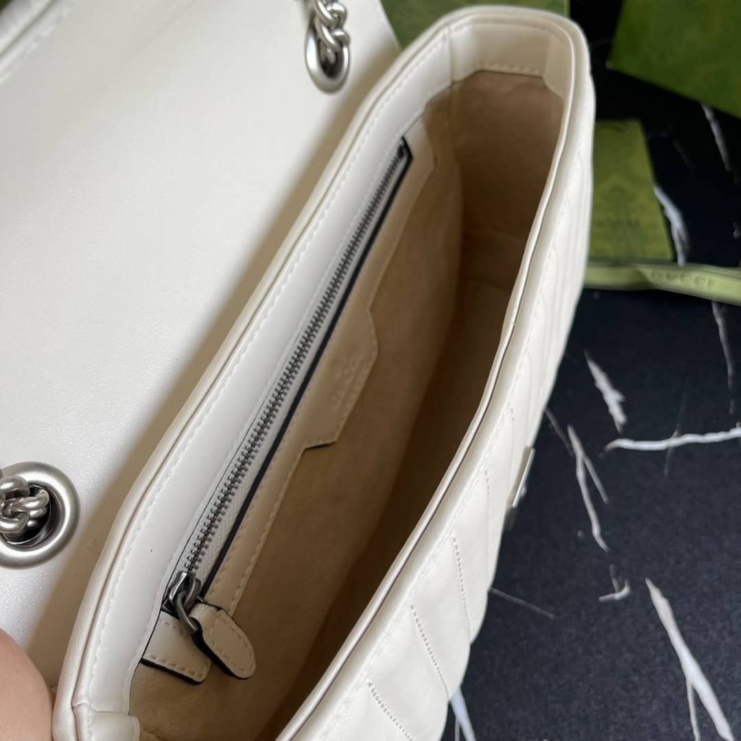 หนังแท้ 26cm GUCCI GG Marmont leather shoulder bag แบบใหม่ล่าสุด ราคานี้หนังแท้คือคุ้มมากเลยค่าสาวๆ ต้องจัดแล้วน้าา ยกระดับความหรูให้กับตัวเองกันหน่อย ด้วยกระเป๋ารุ่นนี้!! ครอสบอดี้ที่ดีไซน์หรู อัพเลเวล ในราคาที่จับต้องได้ พร้อมเสิร์ฟความสวยตรงถึงบ้านแล้ว