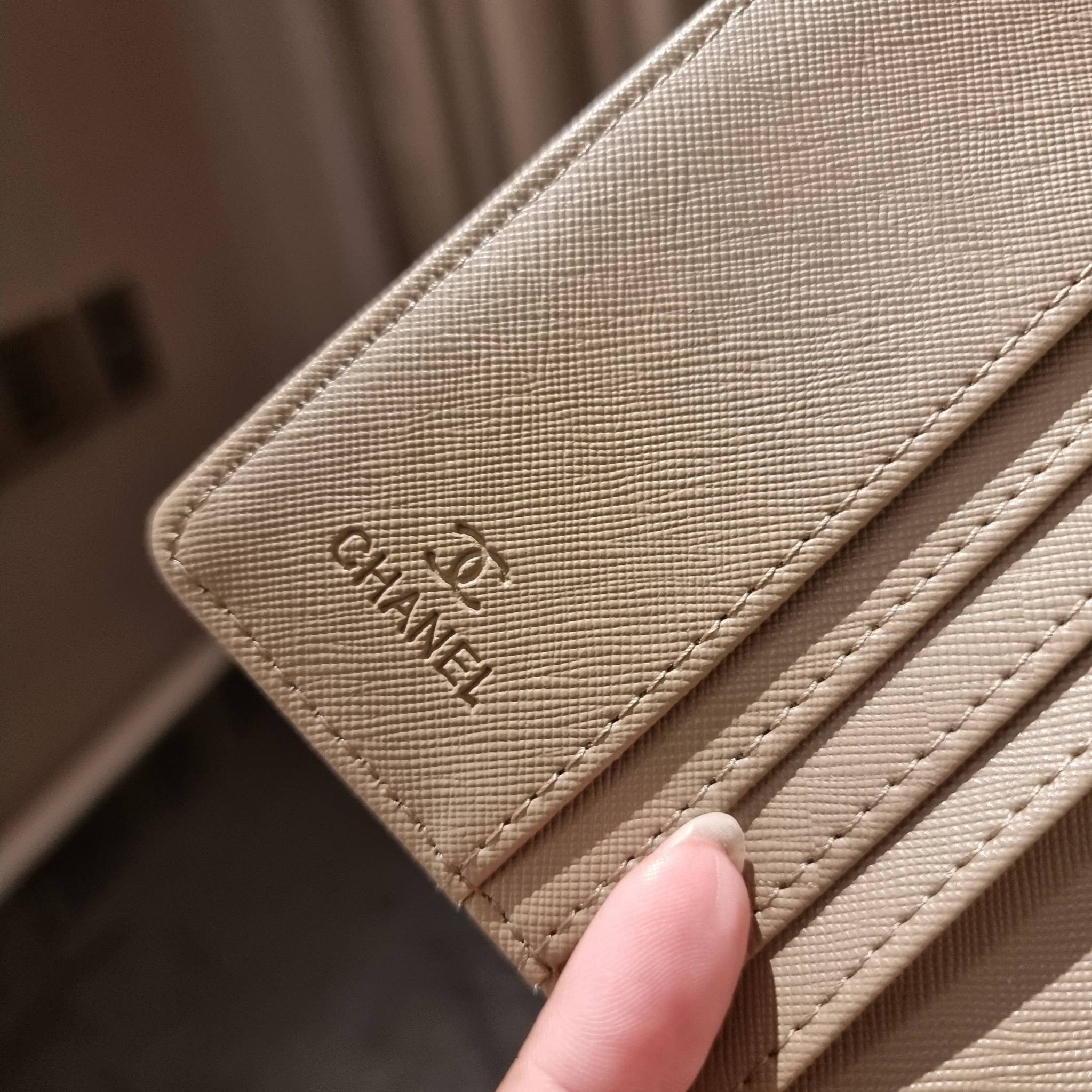 VIP 】มาแล้วจ้า!! รุ่นแนะนำ!! ฮิตติดใจสาวๆ!! กระเป๋าสตางค์ใบสั้นรุ่นฝาพับ จาก Chanel premium for gift เรียบหรู ดูไฮน์ วัสดุหนังสังเคราะห์ลายคาร์เวีย ด้านในเป็นหนังซาฟเฟียโน่ เปิด-ปิดด้วยกระดุมแม่เหล็ก ภายในกระเป๋ามีช่องใส่บัตร ใส่ธนบัตรได้ ดีไซน์เรียบหรูตา