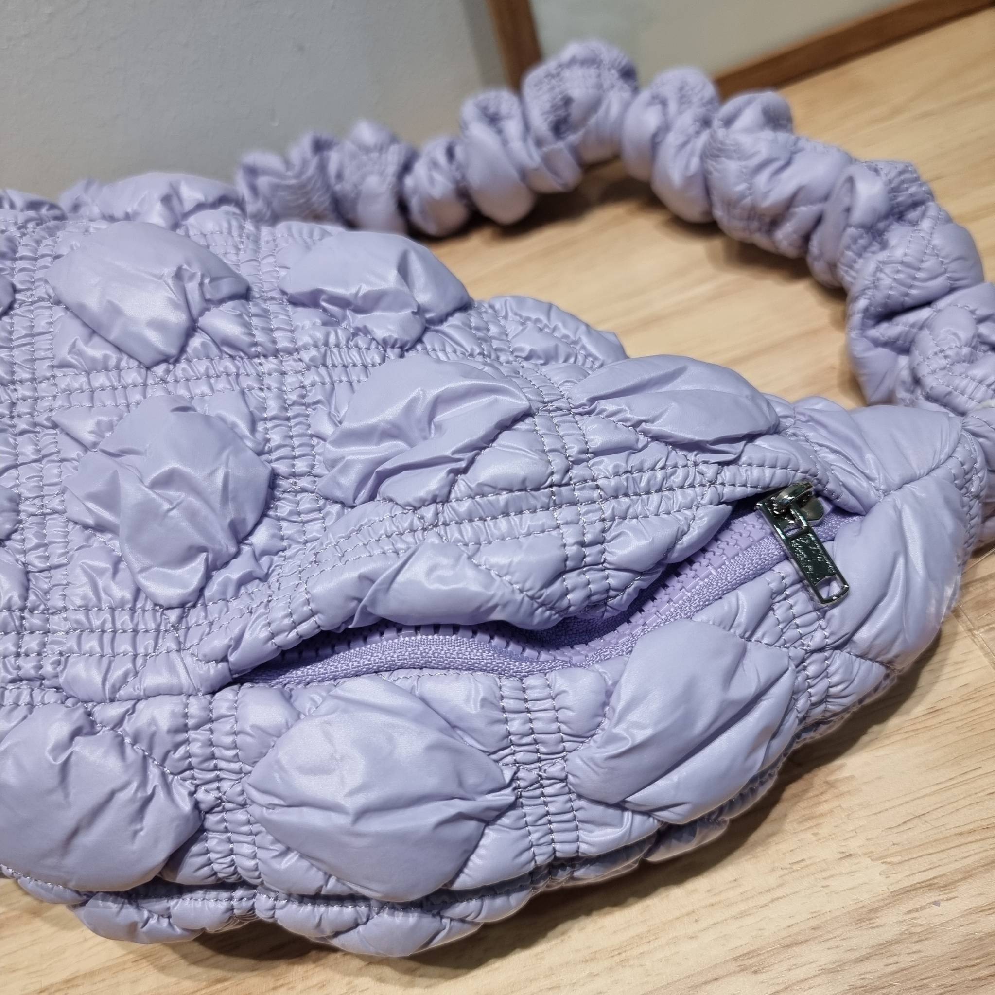 Carlyn cozy bag / Carlyn glaze bag 13 สีพร้อมส่ง อีกหนึ่งคอลเด็ด ที่ฮิตแบบฉุดไม่อยู่ กับไอเท็มนุ่มนิ่มจากเกาหลี พร้อมสีใหม่ล่าสุด กระเป๋าสะพายก้อนเมฆสุดเก๋ ที่สามารถใช้ได้หลากหลาย