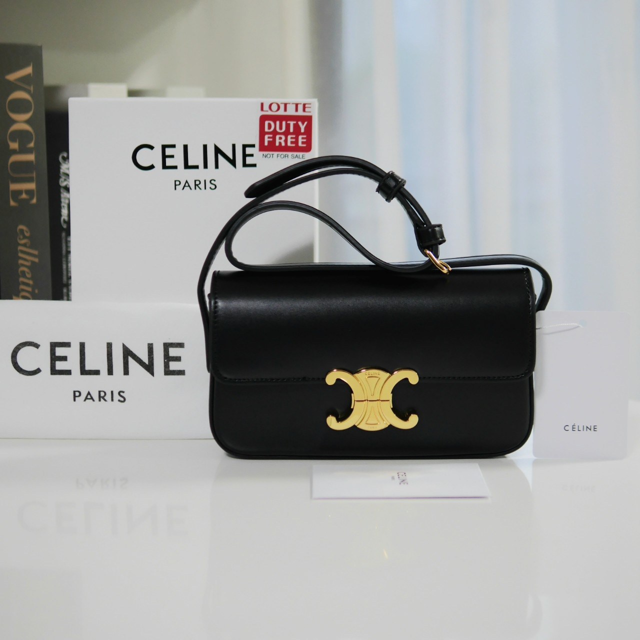 พร้อมส่งที่ไทยแล้วกับ CELINE TRIOMPHE SHOULDER BAG หนังทั้งใบลายสวยหรู ด้านในเปิดด้วยด้วยที่บีบโลโก้อะไหล่ทอง จุของได้กำลังดี ใส่โทรศัพท์ กระเป๋าสตางค์ใบสั้น ของจุกจิกได้ เหมาะกับสาวๆในวัน