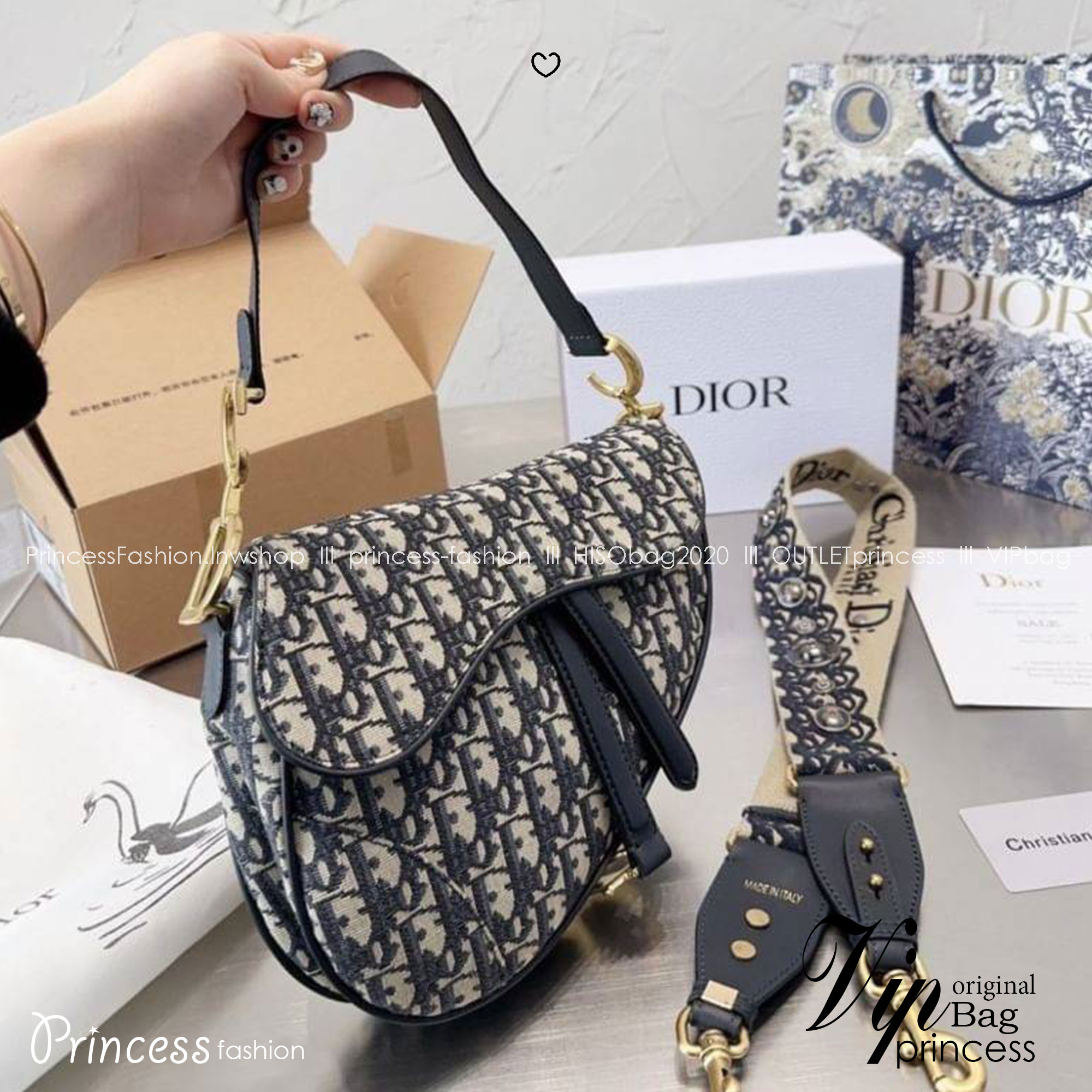 DIOR Saddle Bag with Strap Blue Dior Oblique Jacquard กระเป๋าถือ/สะพาย รุ่นยอดนิยมของแบรนด์ งานผ้าแจ็คการ์ดลาย Oblique ลูกเล่นห้อยด้วยตัวอักษร D สายถือมีกิมมิค CD อะไหล่ทองเงางาม เรียกว่าจะถือก็ปั้วะ จะสะพายก็ปังไม่ไหว เก็บทุกรายละเอียดงานเป๊ะมากค่ะ