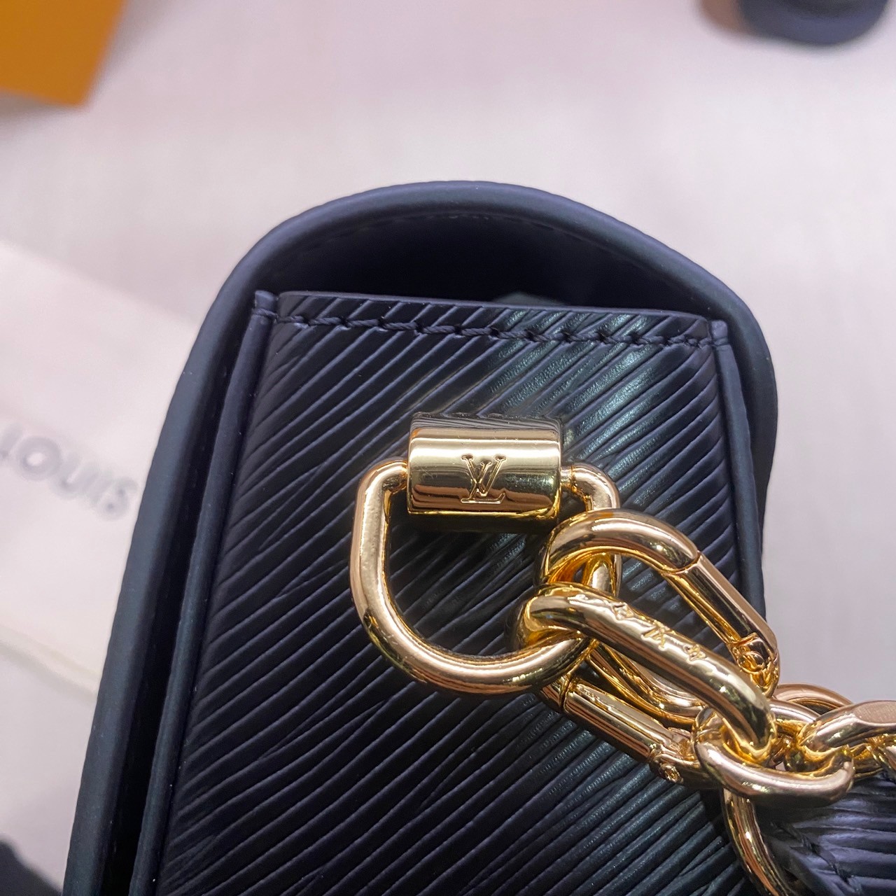 พร้อมส่ง 3 สี LV Twist Bag 24cm กระเป๋ารุ่นทวิสรูปทรงใหม่ หนัง Epi สุดไอคอนิกโลหะสีทองเงางาม เกรดออริจินอล 1:1 สลับแท้ ภาพถ่ายจากงานขายจริง ใช้งานต่างประเทศได้
