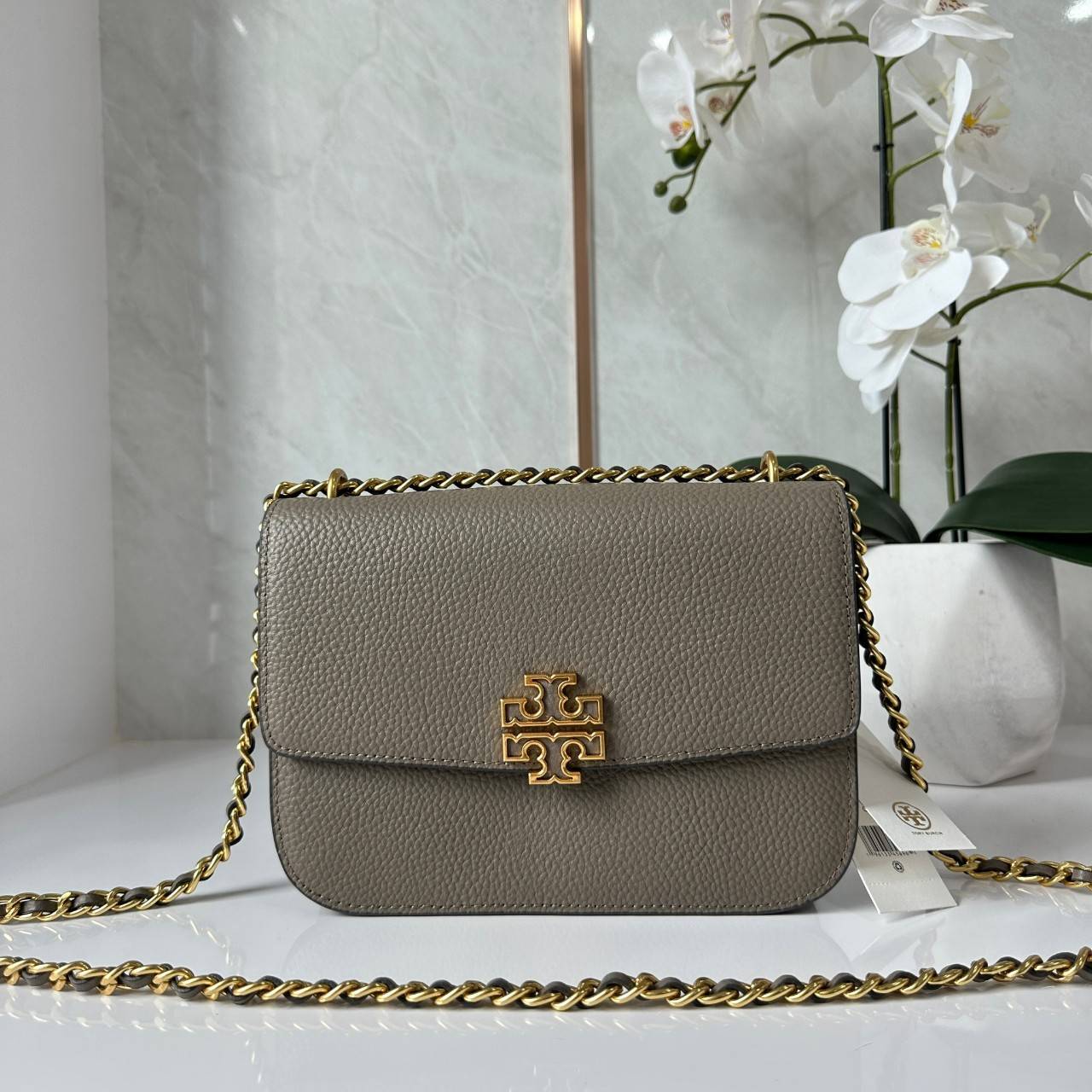 Tory Burch Britten Small Convertible Shoulder Bag คอลเลคชั่นใหม่สุดเรียบหรู กระเป๋าสะพายไหล่หรือสะพายข้าง วัสดุหนังอย่างดี ภายในแบ่งช่องเป็นสัดส่วน