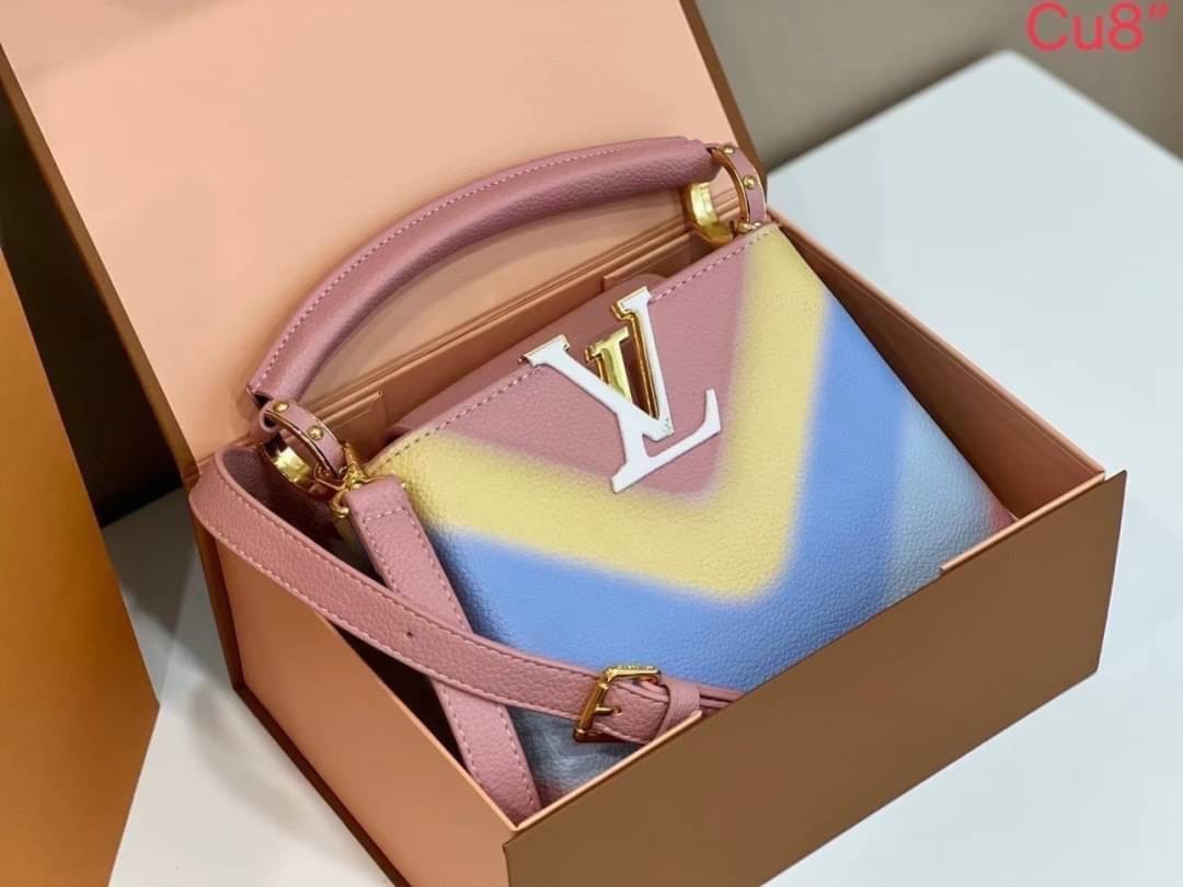 LV CAPUCINES top handle 8" ที่สุดของความสวยในราคาเบาๆ กระเป๋าถือสุดหรู สีสวยขับผิว ทำให้ไอเท็มนี้สะกดทุกสายตาจริงๆ มาพร้อมหูจับดีไซน์ทรงคลาสสิค ดีงามม้ากกกก!! ด้วยรูปทรงวินเทจ พร้อมส่งครบ box set ในราคาที่คุ้มที่สุด จัดเถอะค่า ยืนยันว่าสวยคุ้ม!!