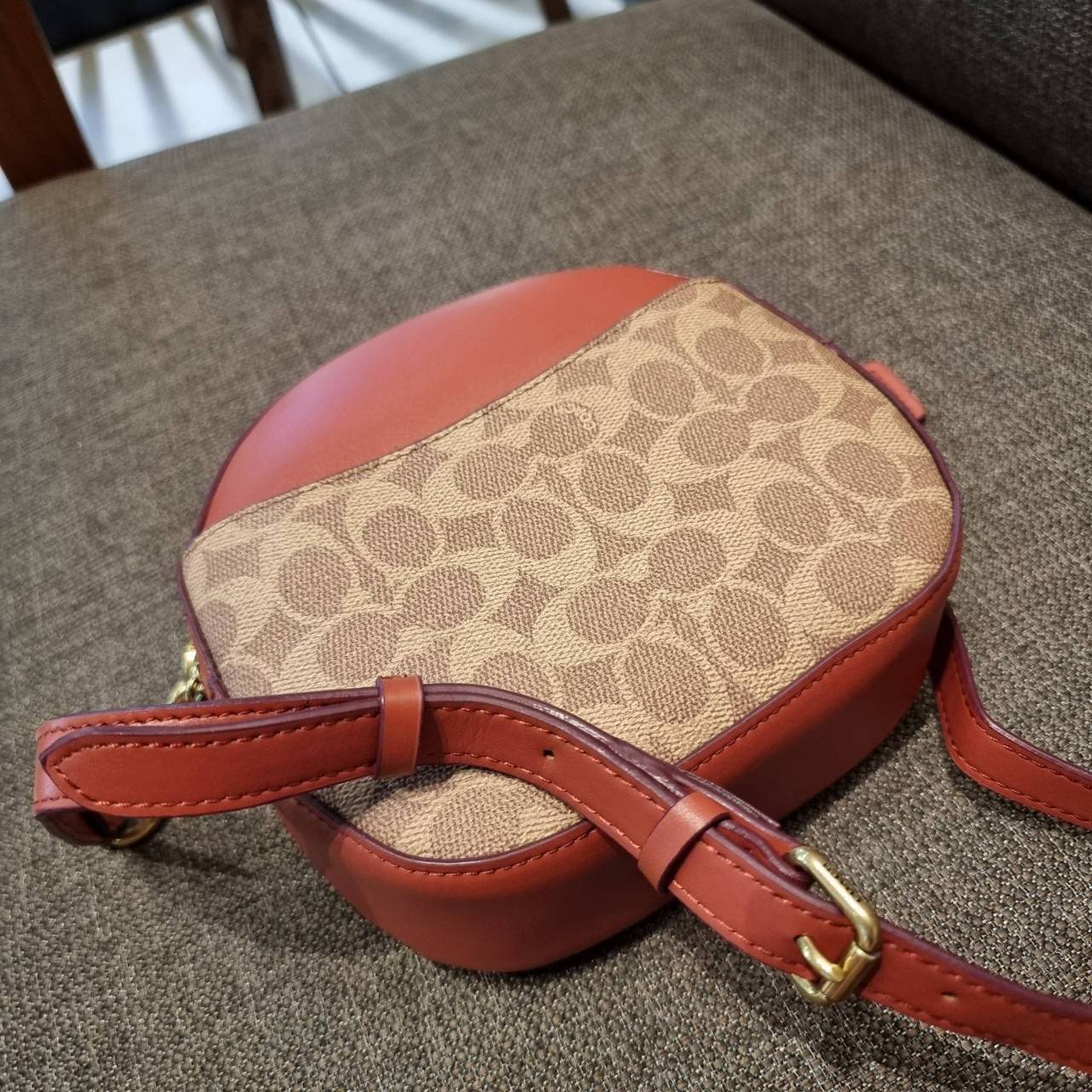 COACH 38680 CANTEEN CROSSBODY IN SIGNATURE CANVAS กระเป๋า crossbody รุ่นหายาก ทรงกลมสวยเด่น มีดีเทลเพิ่มความหรู ด้วยสีของอะไหล่ วัสดุหนังแคนวาสสลับหนังแท้ มีช่องย่อย เปิด-ปิดช่องหลักด้วยซิป ภายในโล่งกว้าง มีช่องซิปแยกให้อีก สายสะพายครอสปรับใช้ได้ตามตัว ใบ