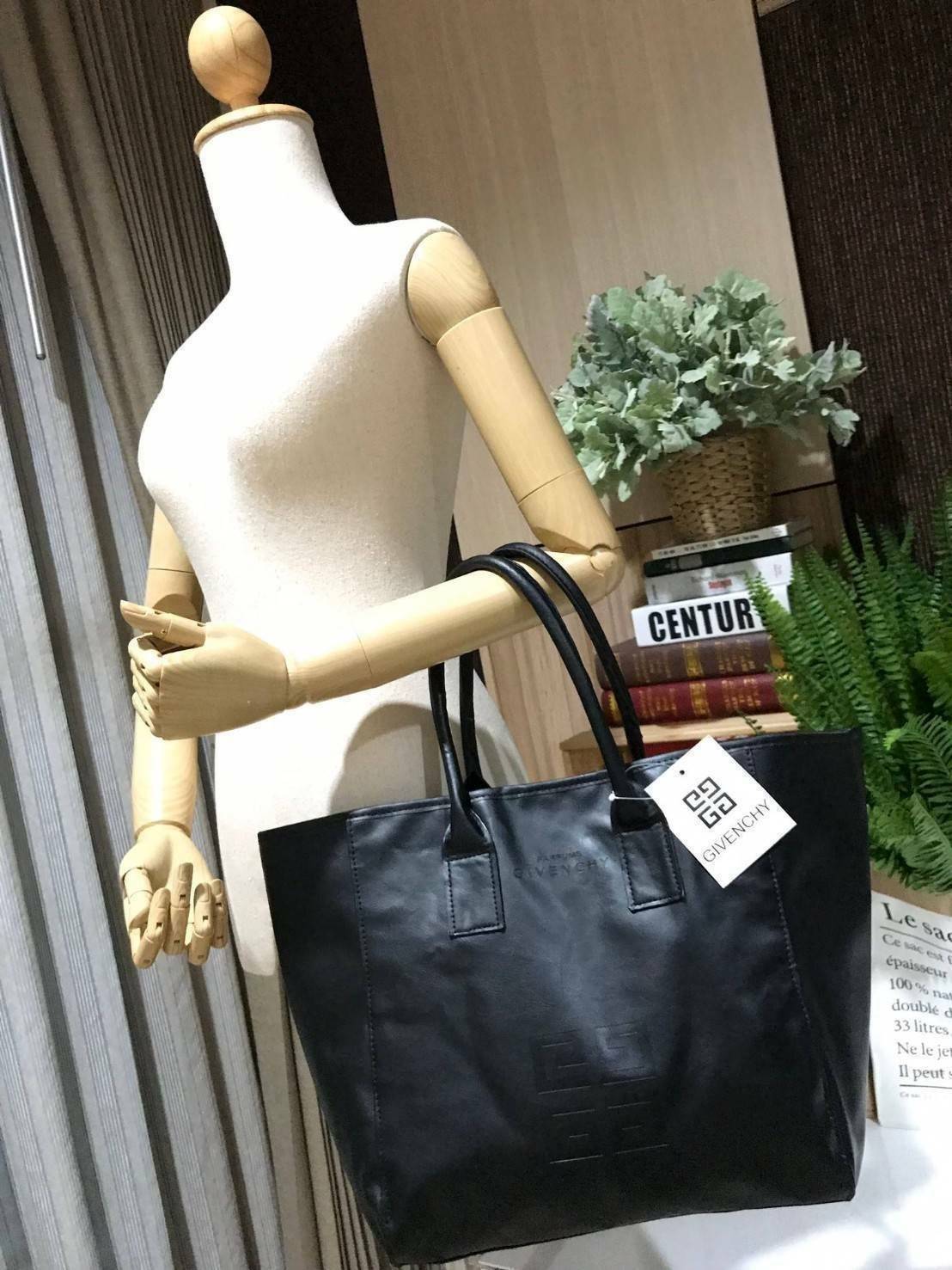 Givenchy Black Soft Leather Shoulder Handbags (Limited edition) กระเป๋าถือหรือสะพายพรีเมี่ยมของเเท้จาก "Givenchy Perfume Counter" วัสดุหนังนิ่มเรียบสีดำด้านหน้าปั้มโลโก้แบรนด์ GV ภายใน Polyester 100% สีดำสกรีนโลโก้สวยดูดี เปิดปิดด้วยกระดุมแม่เหล