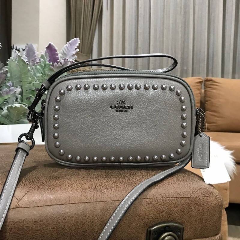 COACH FACTORY Crossbody Clutch with Rivets กระเป๋าสะพายพร้อมสายคล้องข้อมือ ขนาดกำลังน่ารัก วัสดุหนังเรียบ สวยอยู่ทรง ด้านหน้ามี logo brand ประดับหมุดรอบสุดชิค เปิดปิดด้วยซิป แบ่ง 2 ช่อง ภายในโล่ง มีช่องเล็ก พร้อมสายคล้องข้อมือ และสายยาวถอด ปรับได้ค่ะ