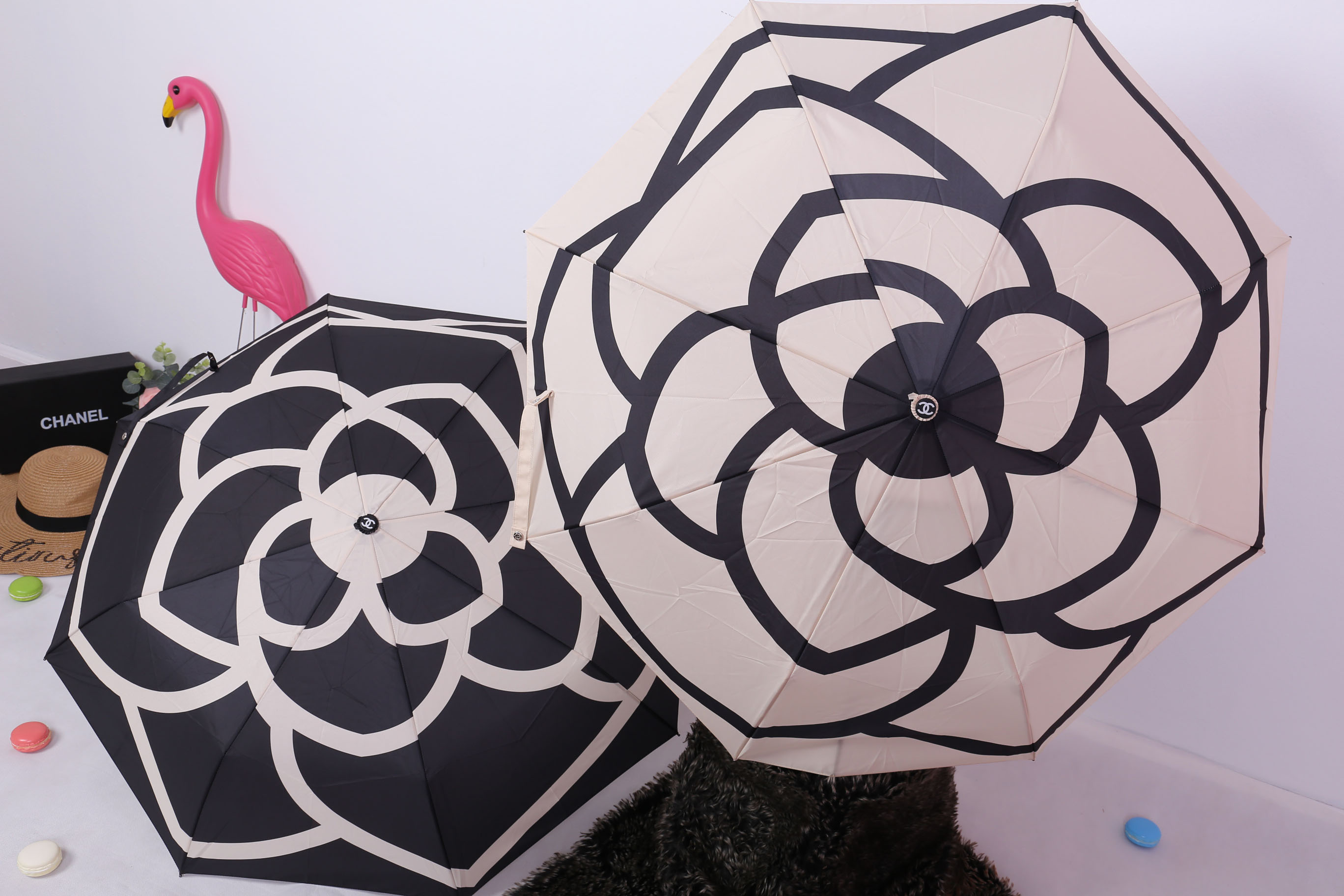 Chanel Umbrella VIP Gift- Black and Beige Camellia With Gift Box Vip Gift Chanel ของแท้ 100% ร่มพับระบบออโต้พรีเมี่ยมจาก Chanel Cosmetic Counter สำหรับกันฝนกันแดด ปกป้องทั้งแดดและฝนพกพาสะดวก ใช้งานง่ายด้วยปุ่มกดออโต้ มาพร้อมปลอกร่ม ภาพถ่ายจากสินค้าจริง สว