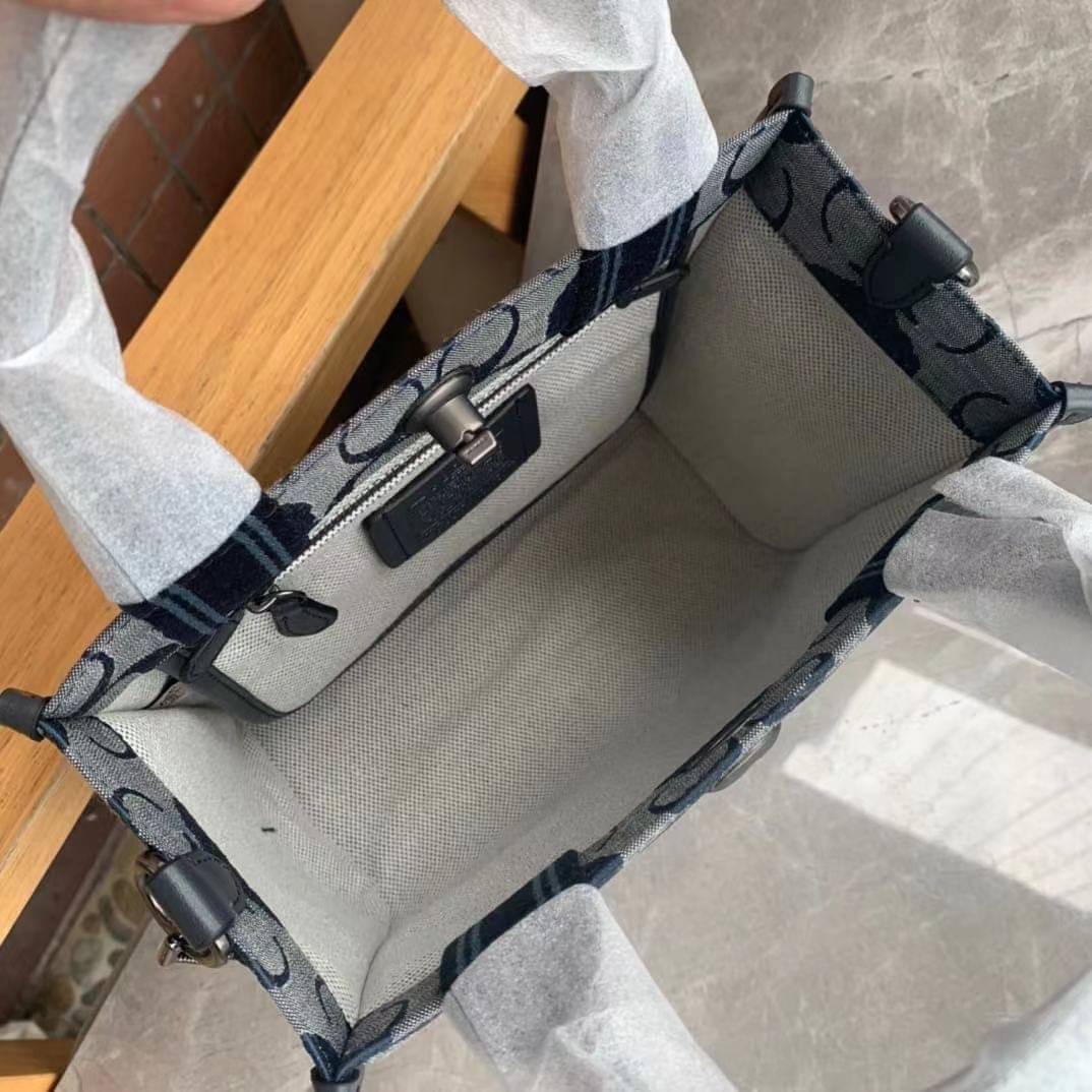 Coach Bape X Coach Tote 22 In Signature Jacquard กระเป๋าถือและครอสบอดี้โท้ทมินิไซส์ รุ่นใหม่สุดฮอต!! ใบจริงคือน่ารักม้ากกกก!! สวยอยู่ทรง มี 2 สี น่ารักน่าใช้ วัสดุหนังแคนวาส มาพร้อมหูจับในตัวและสายสะพายข้าง ถอดออกหิ้วเก๋ๆก็ได้ หรือสะพายถ่ายรูปชิคๆก็ดูดี ล