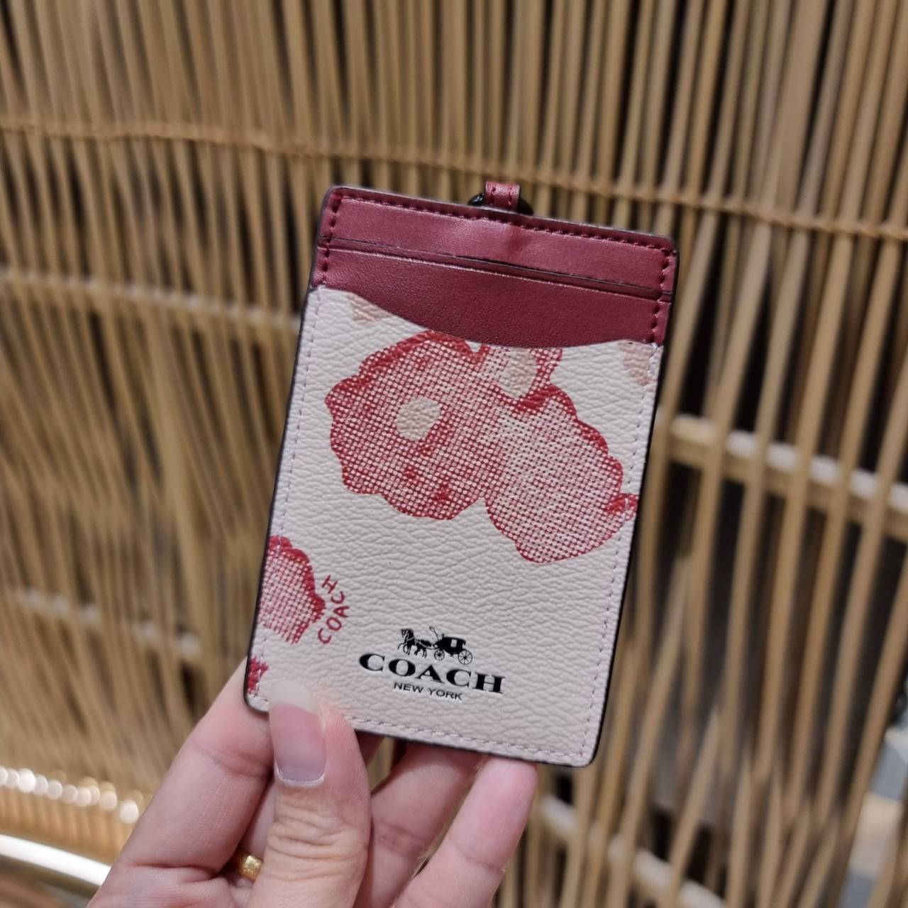 COACH C3305 ID LANYARD IN COLORBLOCK SIGNATURE CANVAS ง่ายๆแบบไม่ธรรมดา!! คลาสสิคแต่มีดีเทลโดดเด่น!! กระเป๋าถนอมบัตร พร้อมสายคล้องคอ ดีไซน์ลวดลายสวย ดูดีทุกแบบ ใช้งานง่าย พกพาสะดวก จะใส่บัตรพนักงาน บัตรเครดิต บัตรปชช. ใบขับขี่ และบัตรอื่นๆที่อยากจะใส่!! ต