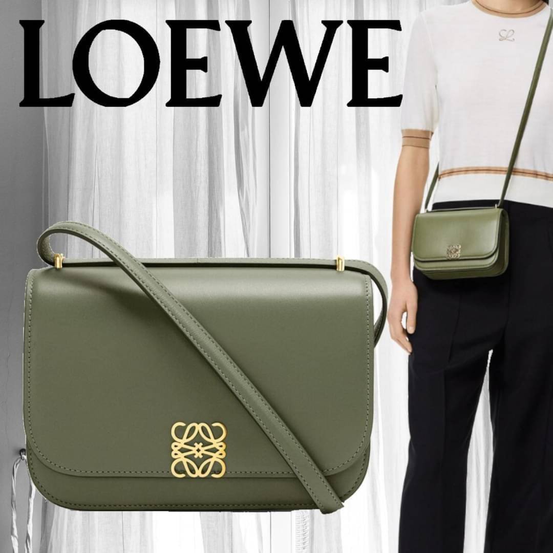small : LOEWE Goya anagram small leather shoulder bag มาทำความรู้จักทุกดีเทลของ กระเป๋า GOYA ไอเท็มใบใหม่ล่าสุดจาก Loewe ด้วยรูปทรงกล่องอันคลาสสิกที่มาพร้อมรายละเอียดอันน่าค้นหา ด้วยรูปทรงบ็อกสุดคลาสสิก พร้อมโครงสร้างที่กะทัดรัดเปี่ยมไปด้วยสเน่ห์น่าค้นหา 