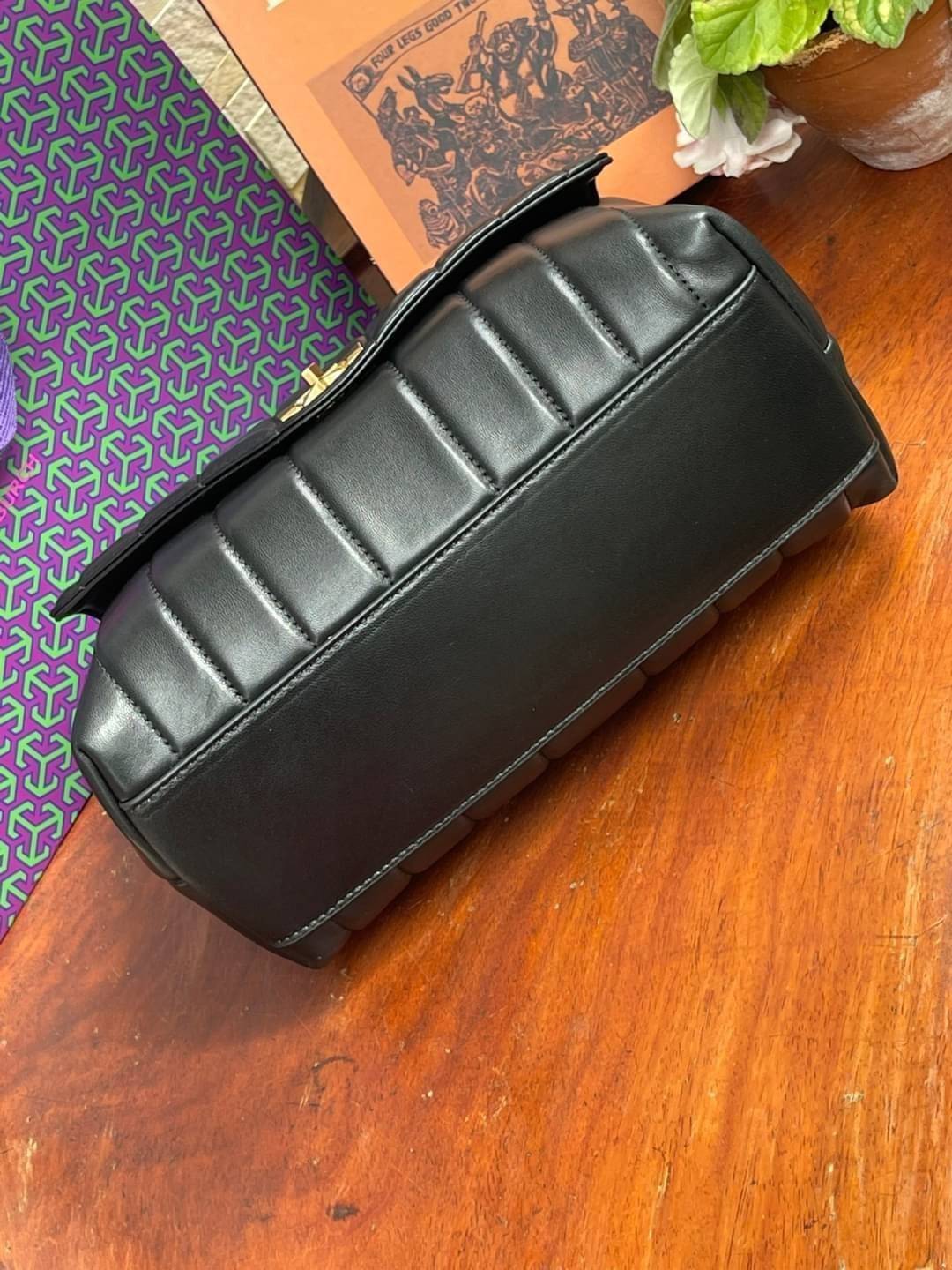 OUTLET 】Tory Burch Kira Top Handle Satchel มี2ขนาด Small/Medium กระเป๋าทรงใหม่ล่าสุดจากรุ่นคิร่า (Kira) มาในเทคนิคตัดเย็บควิลท์แนวขนาน ใช้วัสดุหนังเงานุ่ม สะท้อนแรงบันดาลใจแบบนิวยอร์กจากเบาะหนังในรถคลาสสิค Hardwareสีทองสวยหรู และจุดเด่นอีกรุ่นคิร่าคือความ