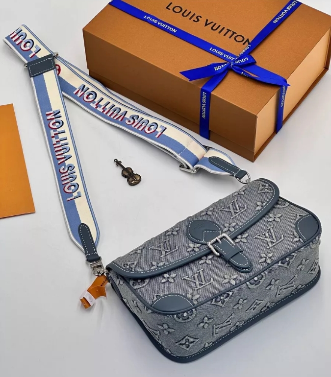 LV Diane Monogram Denim Bag กระเป๋าสะพายมัลติฟังก์ชั่นเดนิมสไตล์วินเทจ ปั้มนูนโลโก้ลายโมโนแกรม ดีไซน์ใหม่ ออกมาได้น่ารักน่าใช้มากๆ สียีนส์ซีดสวยมีเสน่ห์ -- [รับตัวแทนกระเป๋า]