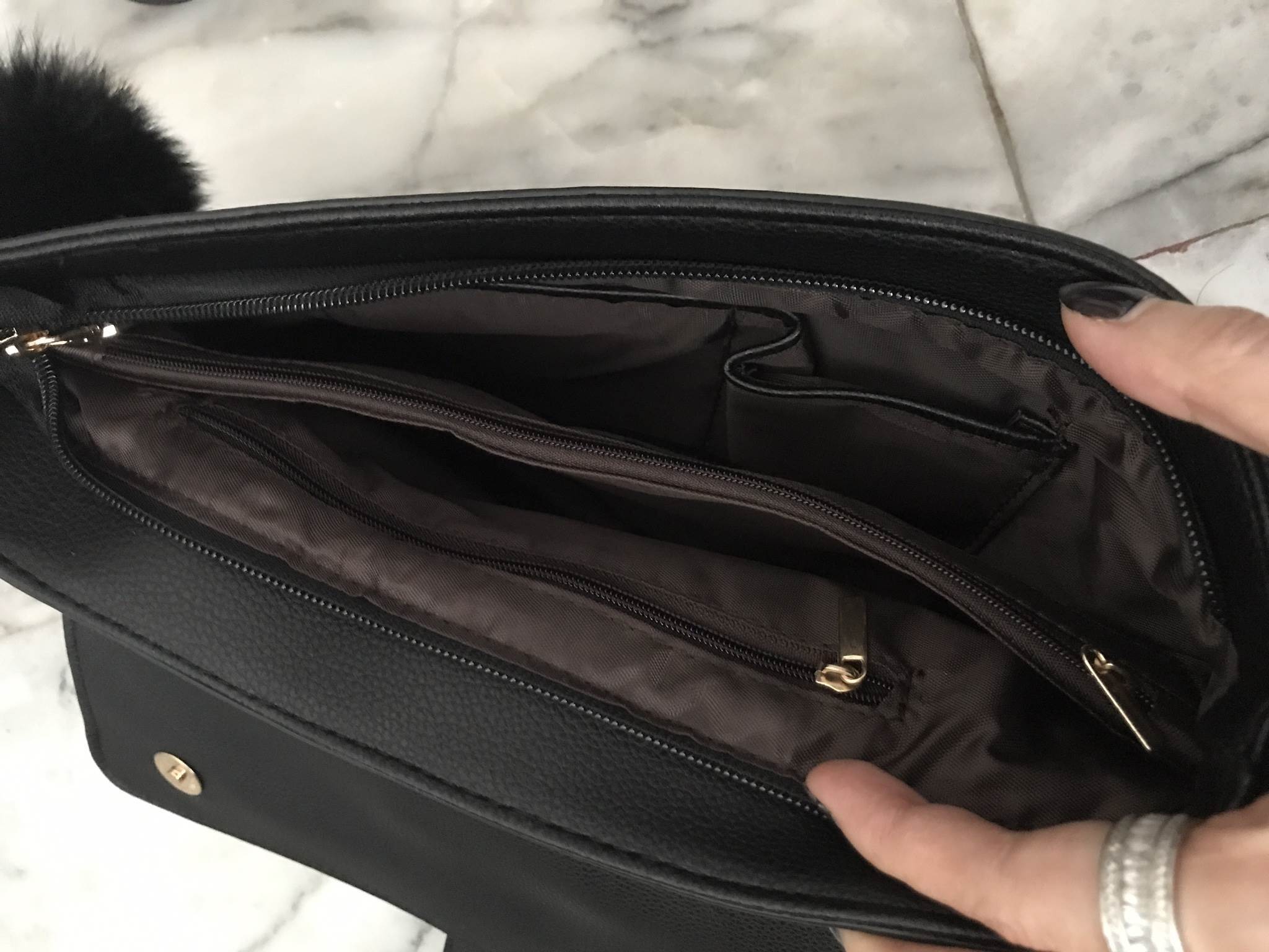 ว้าวของเข้าใหม่คะ เอาใจสาวๆ ที่ต้องการหากระเป๋าสะพายทรงนี้ เรียบหรูมากคะ จากแบรนด์ Parfois ตัวกระเป๋าสะพาย ปรับเก็บสายถือเป็น clutch bag ได้คะ มีสายคล้องข้อมือ ขนาดกะทัดรัด พร้อมช่องแยกเก็บของถึง 3 ช่องใหญ่ ใส่ กระเป๋ายาว มือถือ iphone 6 plus ได้คะ น้ำหนั