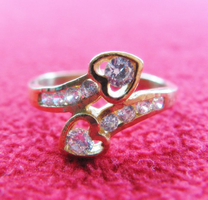 สินค้าหมดค่ะ แหวนเพชรทองเหลือง แบบ2(หัวใจไขว้2ดวง)พร้อมกล่องกำมะหยี่รูปหัวใจค่ะ