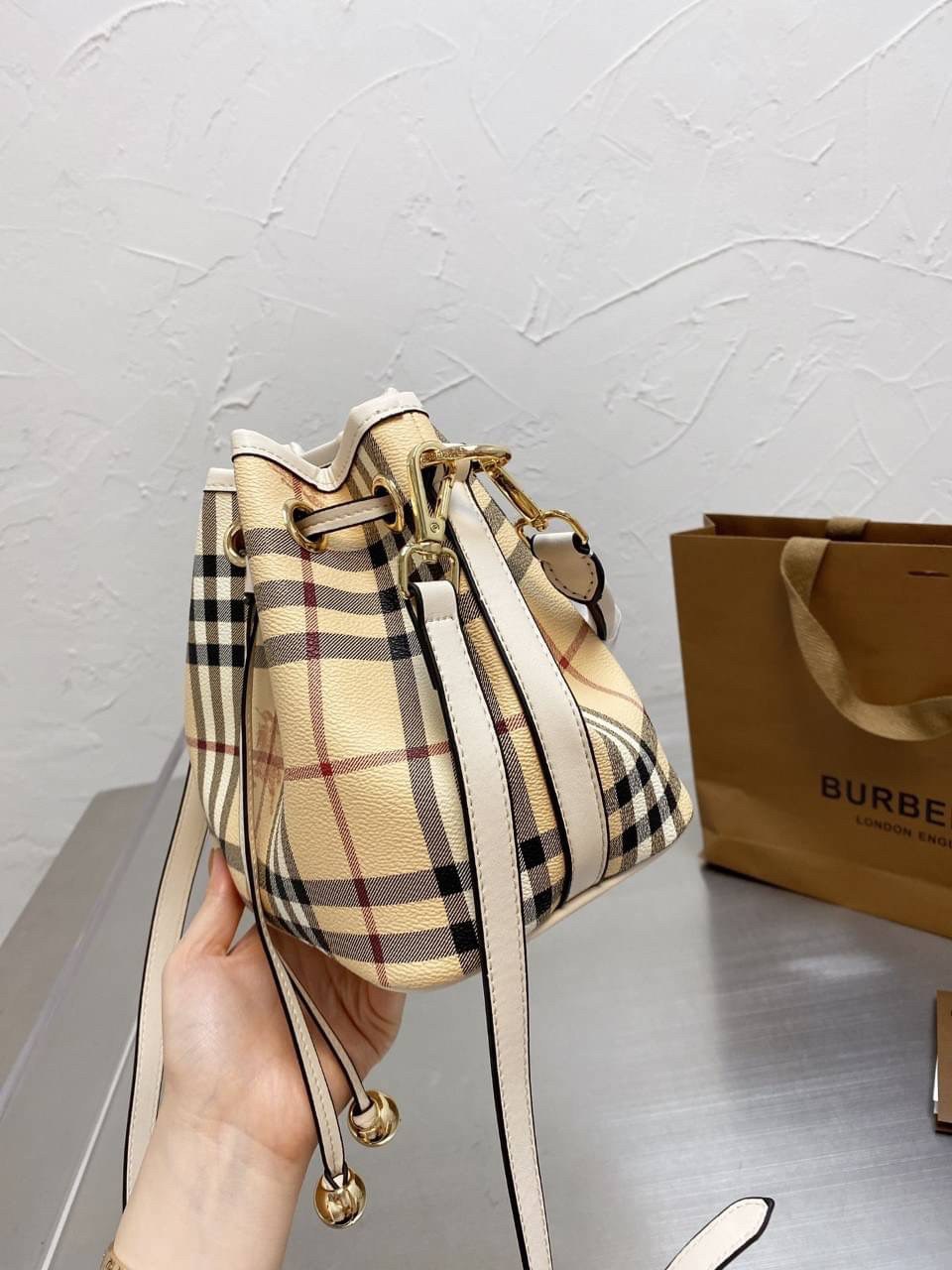 BURBERRY MINI BUCKET VINTAGE LEATHER BAG งานพรีเมียมกิ้ฟท์เคาเตอร์ น้ำหอมจากแบรนด์ วัสดุหนัง PVC ทรงขนมจีบสุดคิ้วท์ เนื้อหนาซับในอย่างดี กระเป๋าสามารถ จุของได้เยอะมาก ด้านในมีช่องซิปพร้อมช่องใส่ของอีกหนึ่งช่อง ถือแล้วสวยมากๆ จุของได้กำลังดี ทรงนี้ต้องมีติ