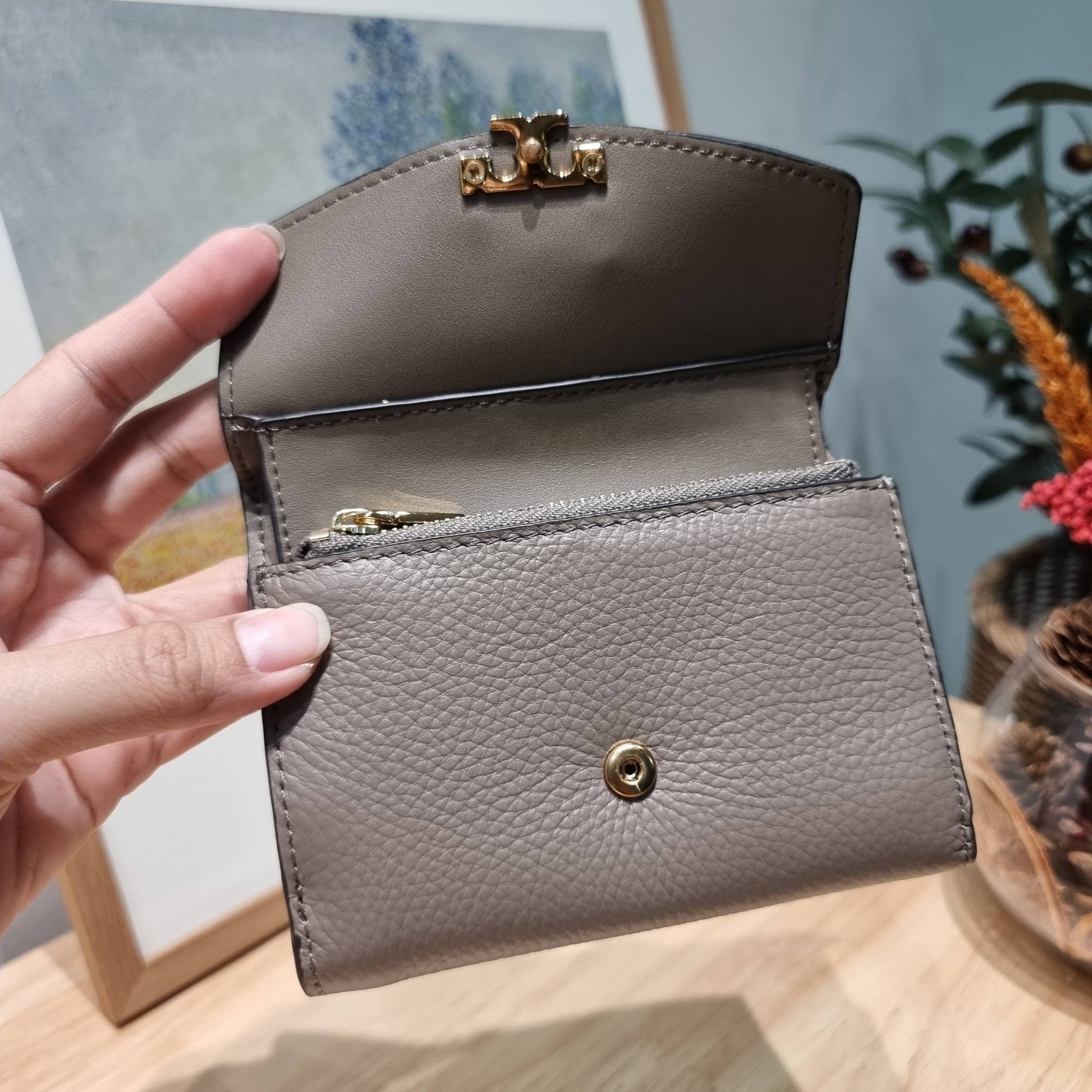 TORY BURCH KIRA MIXED MATERIALS MEDIUM FLAP WALLET กระเป๋าสตางค์ใบกลาง รุ่นยอดนิยม ดูหรูหรา ดูแพง ดีไซน์คลาสสิค ขนาดกำลังพอเหมาะ