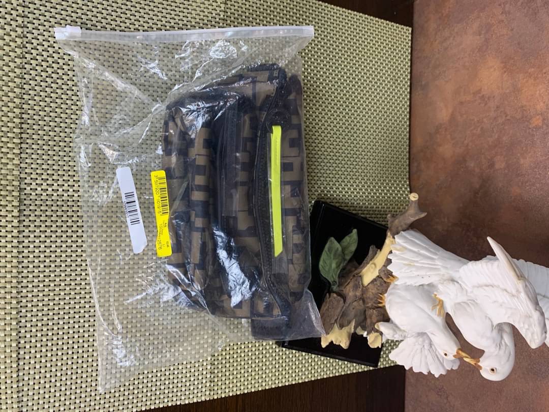 LONGCHAMP LE PLIAGE LGP BELT BAG M เท่ห์อย่างมีสไตล์กระเป๋าทรงคาดอกและคาดเอวดีไซน์แนวสปอร์ต เพิ่มความโดดเด่นทันสมัยด้วยลายซิกเนเจอร์ มีช่องซิปที่ใช้งานง่ายช่วยให้คุณหยิบใช้สิ่งของจำเป็นได้อย่างสะดวกและง่ายดาย และผสานสายรัดแบบปรับได้เข้ากับหัวเข็มขัดตัวล็อ