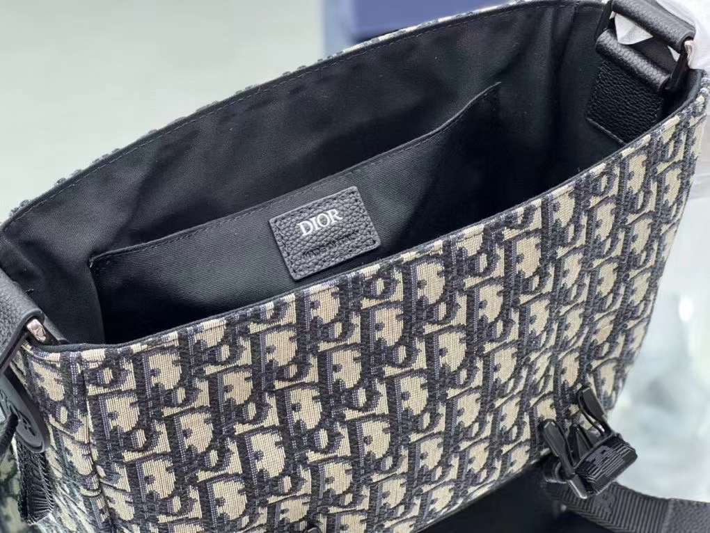 Dior Explorer Messenger Bag / Dior messenger bag / Beige and Black Dior Oblique Jacquard เกรดเทพออริจินอล หนังแท้ ภาพถ่ายจากสินค้าจริง ใช้งานต่างประเทศได้