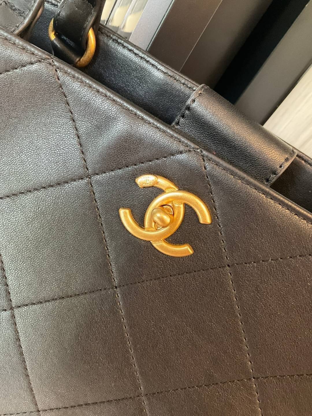 รุ่นใหม่ล่าสุด ทรงที่สาวๆรอคอย CHANEL LEATHER TOTE BAG ไซส์ใหญ่อลัง ตัวกระเป๋าเป็นหนังเต็มใบ เนื้อหนาดีมาก อะไหล่ทองวินเทจ ประดับโลโก้แบรนด์สุดหรู