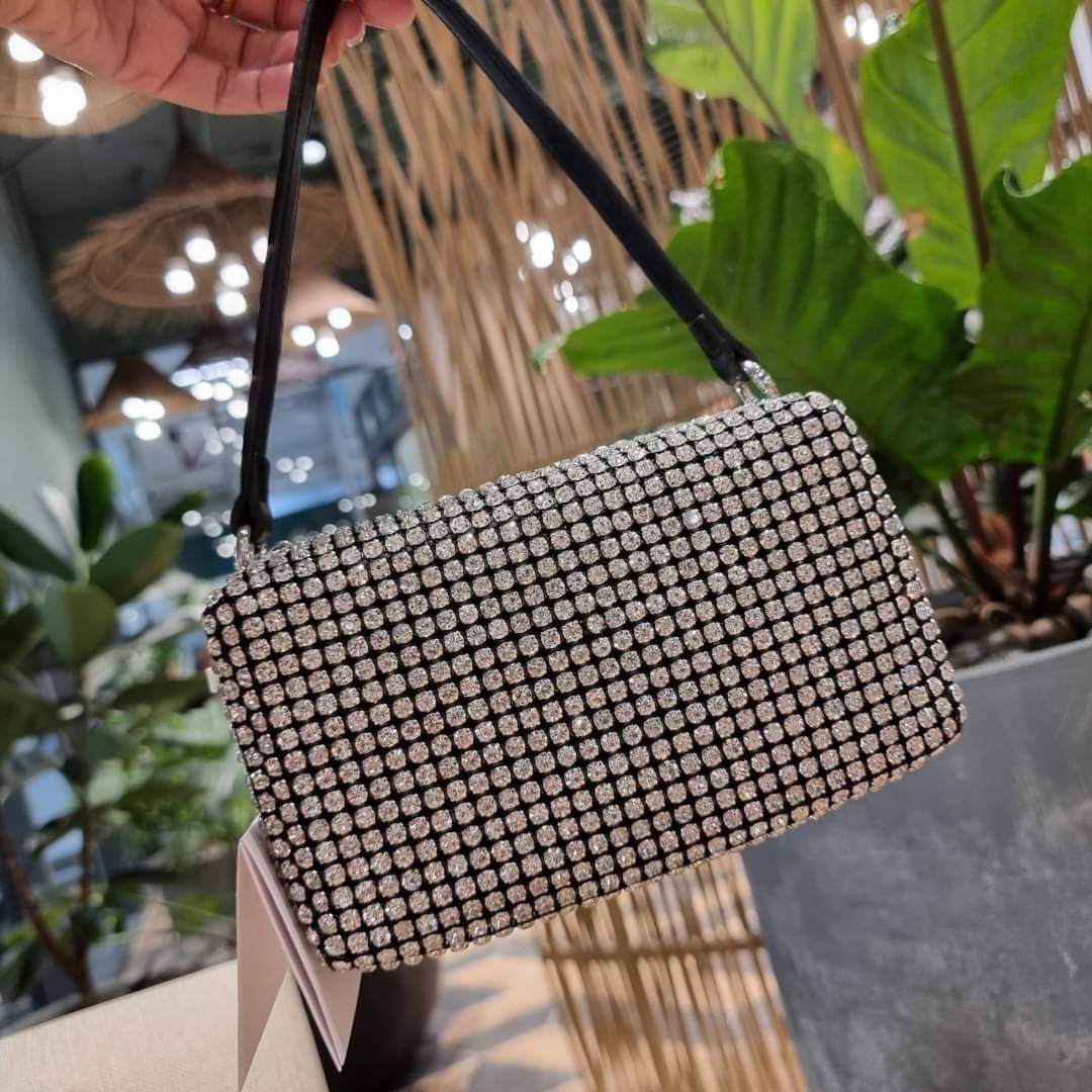 ALEXANDER WANG HEIRESS POUCH IN RHINESTONE MESH จัดให้แบบสุดตัว กับไอเท็มที่สาวๆต่างเรียกร้อง กับกระเป๋าพอชตกแต่งพลอยเทียม หรูหรา โดดเด่น ดูแพง ด้วยการตัดเย็บเรียงร้อยลงบนตาข่ายเนื้อละเอียด ทำให้ดูดีมีราคางดงามจริงๆ เปิด-ปิดด้วยซิป ขนาดกำลังสวย ภายในเป็นช