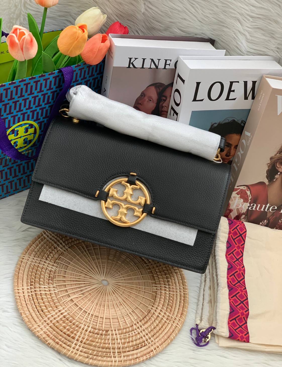 สวยจริงไม่จกตาจ้าา😘 TORY BURCH MILLER SHOULDER BAG BRAIDED STRAP LARGE ((81668)) พร้อมส่งที่ไทย! กระเป๋าหิ้วและสะพายไหล่ได้ในตัว หนังแท้ลายหนังสวยมากๆค่ะ ด้านหน้ามีอะไหล่โลโกแบรนด์ หรู สะพุดตาทีเดียว เปิดปิดกระเป๋าแบบฝาปิด ภายในมีช่องหลักใส่ของ2ช่