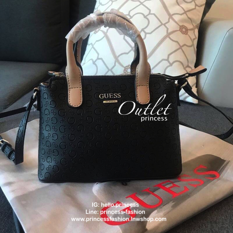 GUESS BALDWINPARK MINI BAG กระเป๋าถือหรือสะพาย วัสดุ Saffiano PU คุณภาพดี นิ่ม น้ำหนักเบา ด้านหน้าประดับด้วยโลโก้แบรนด์สวยหรู ตัวกระเป๋าลาย G ทั้งใบ เปิดปิดกระเป๋าด้วยซิปสะดวกใช้ ด้านในโล่งกว้างมีช่องสำหรับใส่ของหลายช่อง ใส่กระเป๋าสตางค์ใบกลางได้ ใส่Iphon