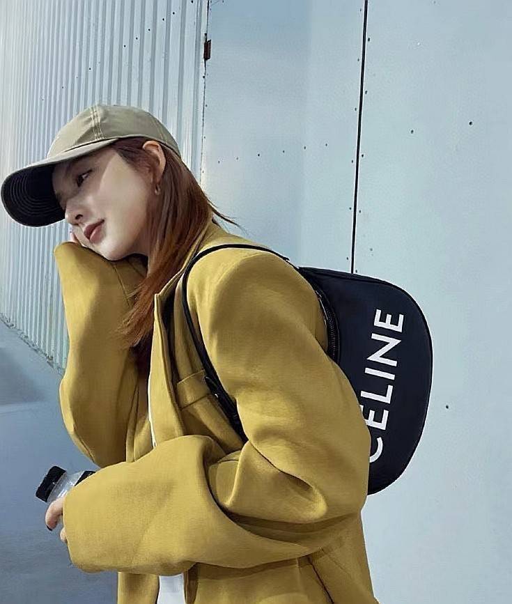 CELINE SHOULDER BAG VIP GIFT WITH PURCHASE (GWP) พรีเมี่ยมกิ๊ฟ Limited Edition จาก CELINE HAUTEPARFUME DUTYFREE COUNTER ดีไซน์ยอดนิยมหนังนิ่มสวยอยู่ทรงเปิดปิดด้วยซิปอะไหล่เงิน ภายในโล่งกว้างมีช่องเล็กสามารถใส่มือถือกระเป๋าสตางค์ใบยาวของใช้ได้จุ หูหิ้วหนัง