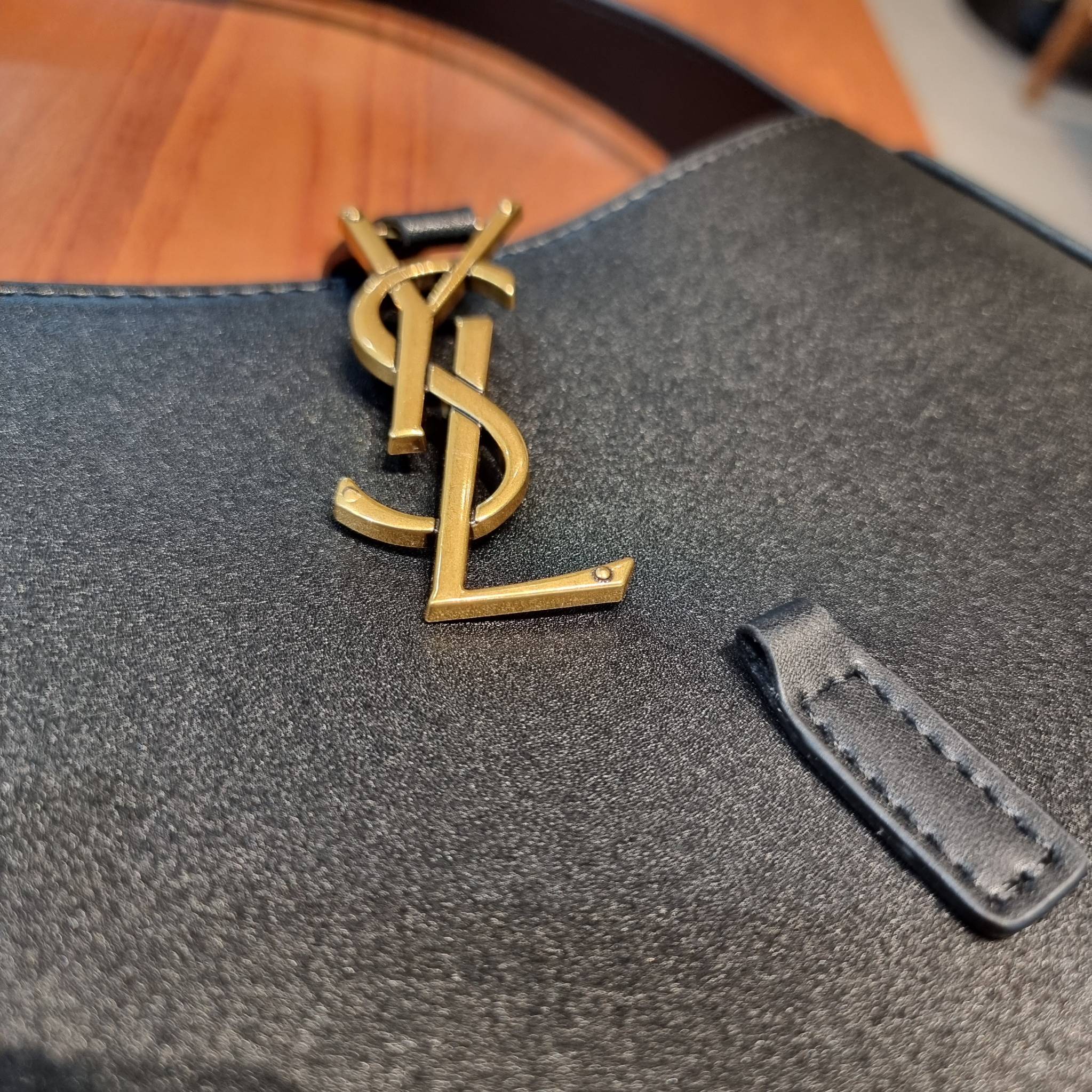 YSL LE 5 À 7 HOBO BAG IN SMOOTH LEATHER / Yves Saint laurent hobo bag กระเป๋าสะพายไหล่ ดีเทลหรู สวยครบทุกมุม ตอบโจทย์สาวๆทุกไลฟ์สไตล์ เพราะใช้งานได้ง่ายและสะดวก วัสดุหนังแท้ สัมผัสดีงาม น้ำหนักเบา ดูแพงที่สุด โดดเด่นด้วยโลโก้ สามารถเกี่ยวคล้องเพื่อล็อคปิด