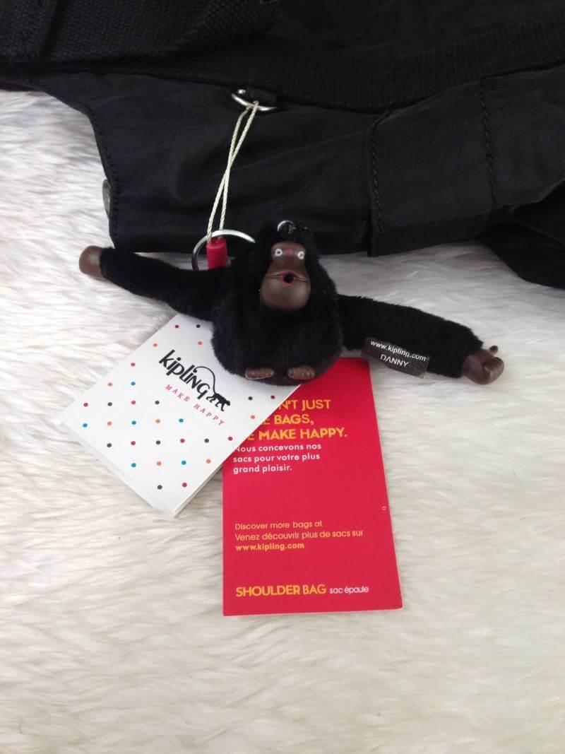 Kipling รุ่น Cicele กระเป๋าสะพายไหล่ใบใหญ่ สวยน่ารัก ตัวกระเป๋าด้านในเป็นช่องโล่งแบบปิดเปิดด้วยซิป มีช่องซิปด้านใน ด้านข้างกระเป๋า มี 2 ช่อง ปิดเปิด ด้วยเทป พร้อมที่ใส่โทรศัพท์ ปากกา และ MP 3 ในส่วนด้านใน และ ด้านข้างกระเป๋า ซ้าย-ขวา เป็นช่องขนาดเล็กสำหรั