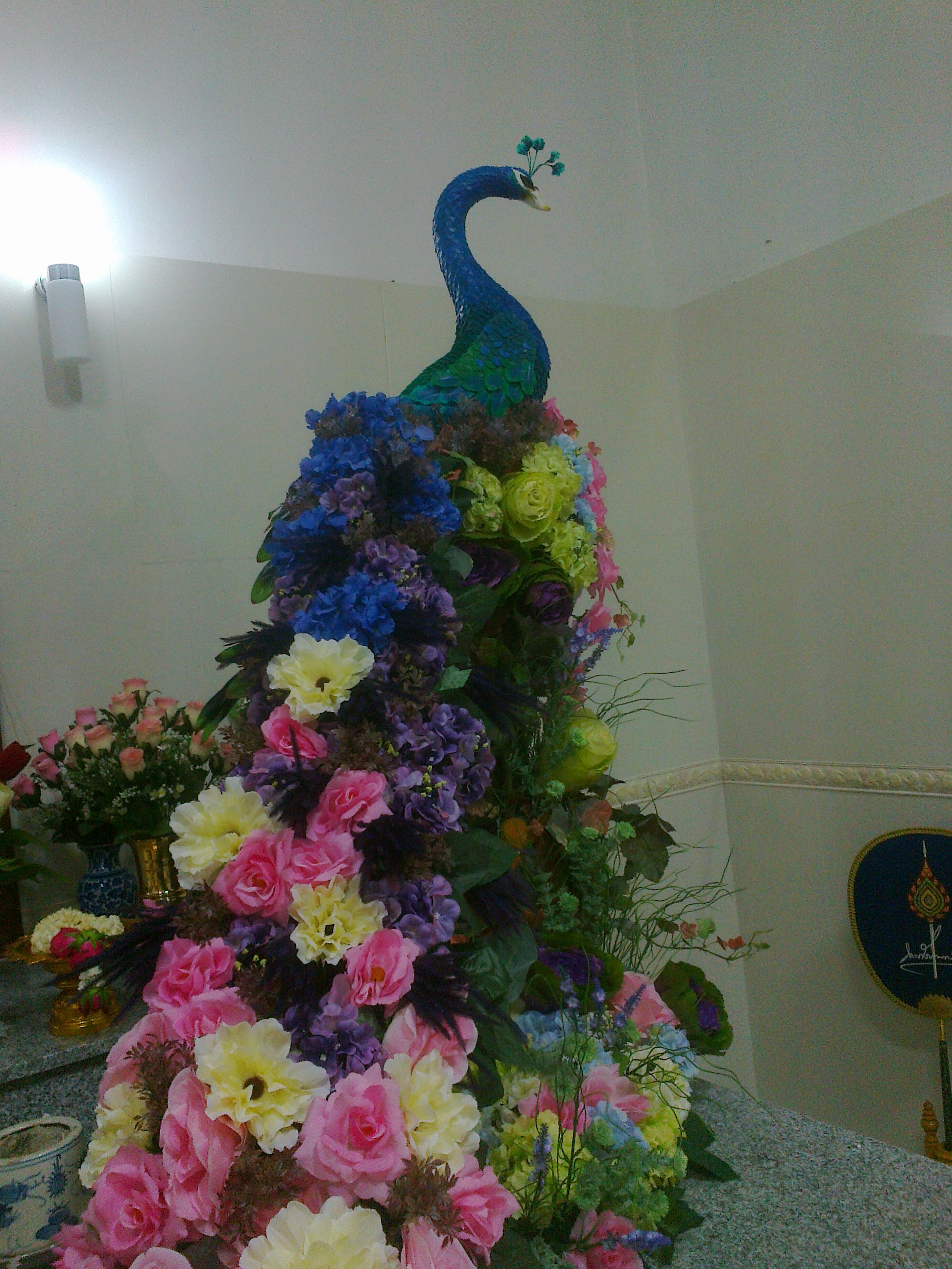 นกยูงประดับดอกไม้ประดิษฐ์