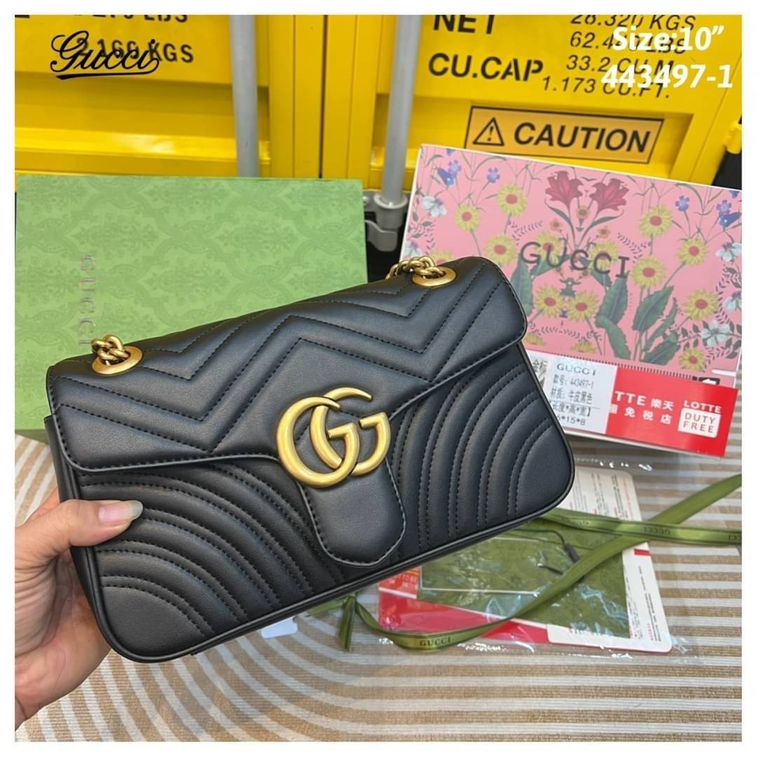 GUCCI GG Marmont shoulder bag กระเป๋าสะพายข้างรุ่นคลาสสิค สะพายขับผิว ดูแพง อัพลุคได้สบายๆ เปิด-ปิดด้วยตัวกดล็อคแน่นหนา ด้านหลังดีไซน์รูปหัวใจ