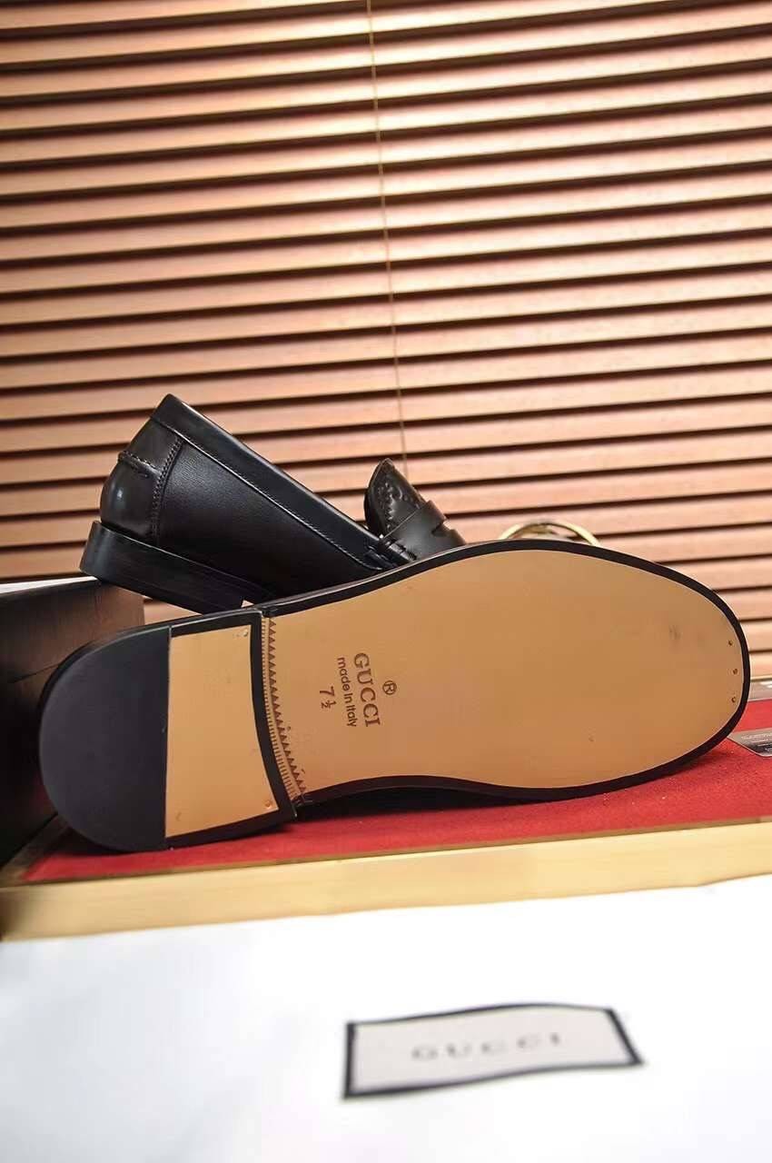 GUCCI Loafers for Men เกรดออริจินอล รองเท้าโลฟเฟอร์กุชชี่ ให้ลุคดูภูมิฐาน หรูหรา เข้ากับทุกชุด ทุกโอกาส วัสดุหนังแท้และแคนวาสอย่างดี ใส่สบาย ไม่กัดเท้า บล็อคมาตรฐาน 1:1 เป็นรองเท้าที่คุณผู้ชายควรมีติดตู้ภาพถ่ายจากงานขายจริง ใช้งานต่างประเทศได้