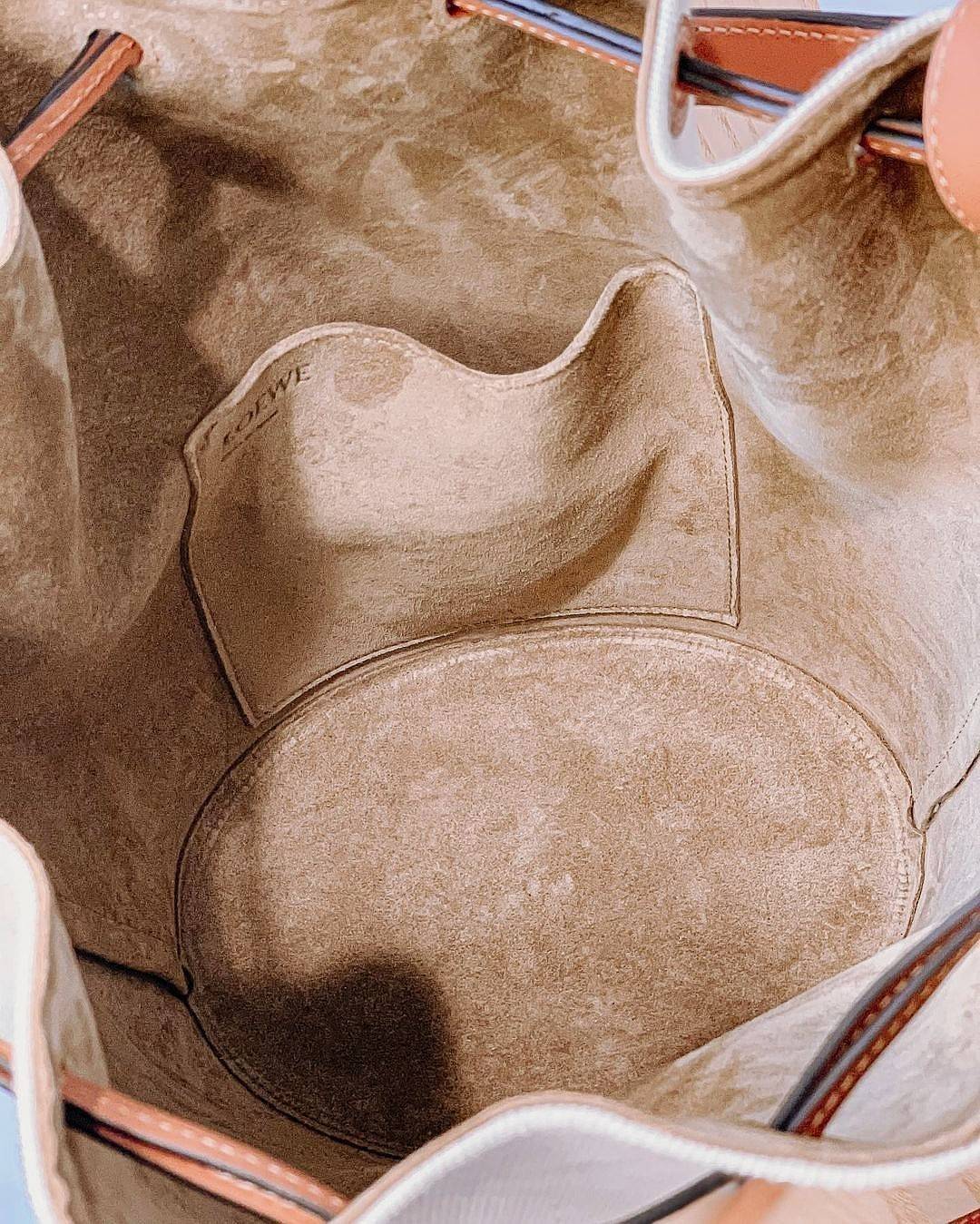 พรีเมี่ยมกิ๊ฟแท้ 100% 】LOEWE CROSSBODY ANAGRAM BUCKET BAG GIFT WITH PURCHASE (GWP) กระเป๋าถือหรือสะพายพรีเมี่ยมกิ๊ฟ Limited จาก LOEWE PERFUME DUTYFREE COUNTER รุ่นใหม่ล่าสุด Rare items หายากสุดเลอค่าวัสดุ Anagram Canvas ตัดหนังแท้ Calfskin สุดคลาสสิค