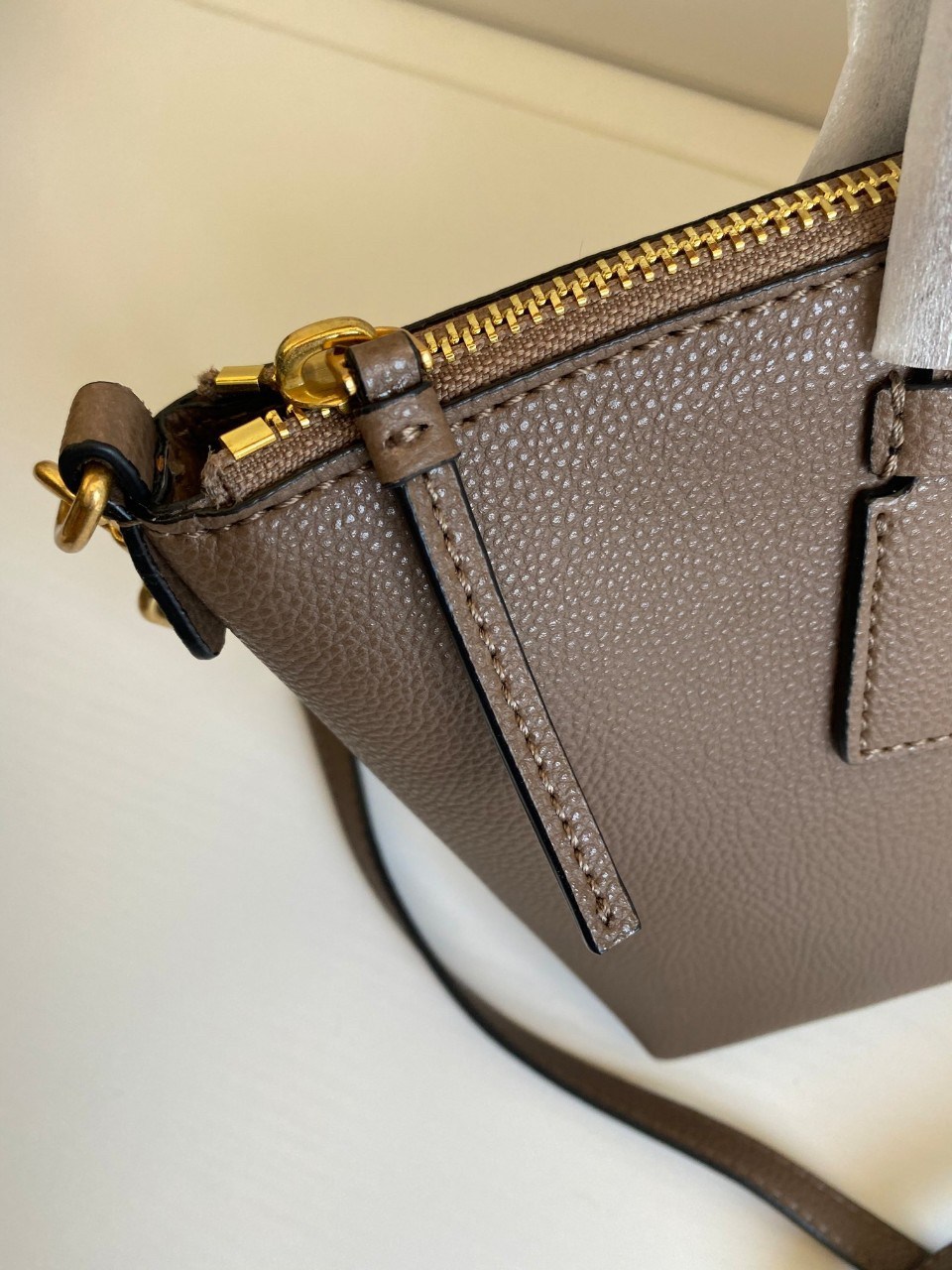 Tory Burch Mcgraw Colorblock Mini Top Zip Satchel กระเป๋าสะพายทรงสวย ใบขนาดเล็กกำลังดี *วัสดุหนังแท้ทั้งใบ หนังสวยมาก