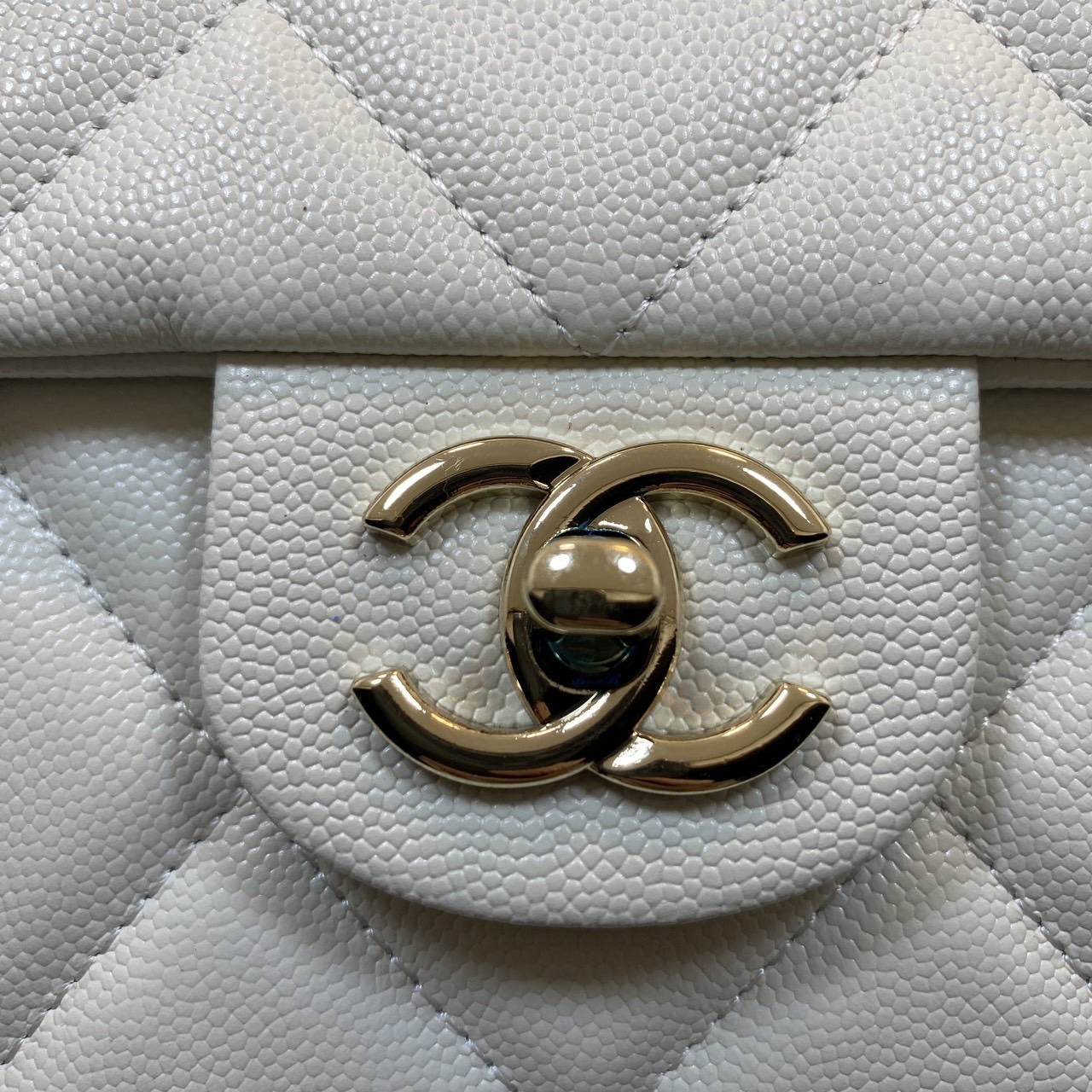 CHANEL 23S Classic Top Handle Flap Bag / Chanel Flap Bag With Top Handle กระเป๋าสะพายคลาสสิก สวยหรูตามเอกลักษณ์แบรนด์