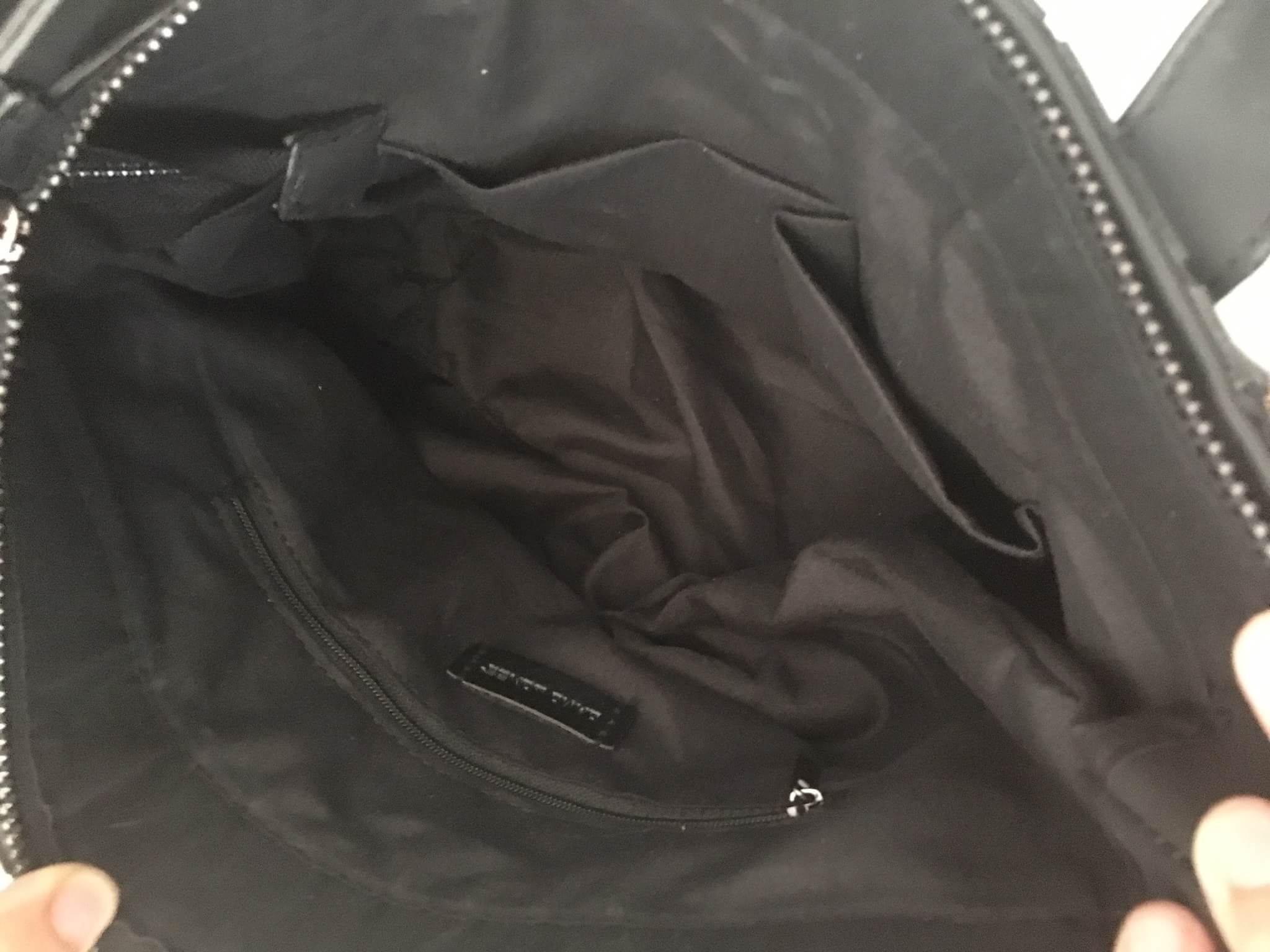 สินค้ามาใหม่ค่า สี ดำด้าน ลายใหม่ 😊 ทรงสุดฮิตจากแบรนด์ David Jones กระเป๋า ทรง Tote ตัวกระเป๋าเย็บติด ด้วยแผ่นอคิลิค สีดำสุดหรู ดีไซน์เกร๋ #จุดเด่นที่ น้ำหนักเบา สามารถ ถือ หรือ สะพายไหล่ได้คะ ใบใหญุจุของคุ้ม แต่น้ำหนักเบาคะ มีใบเดียวจบ #ควรมีติดต