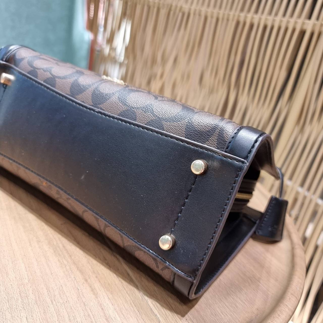 COACH ZOE CARRYALL IN SIGNATURE CANVAS เดอะเบสท์แห่งปี ต้องยกให้พี่คนสวยใบนี้เลย!! รุ่นที่สาวๆตามหา หายากอีกหนึ่ง กระเป๋าถือ/สะพายทรงสวย คลาสสิค ใบใหญ่จุคุ้ม มีดีเทลน่ารักๆที่แม่กุญแจ สามารถล็อคหัวซิปได้ กุญแจซ่อนในพวงหนังห้อยก็น่ารักไปอีก ภายในโล่งกว้าง 