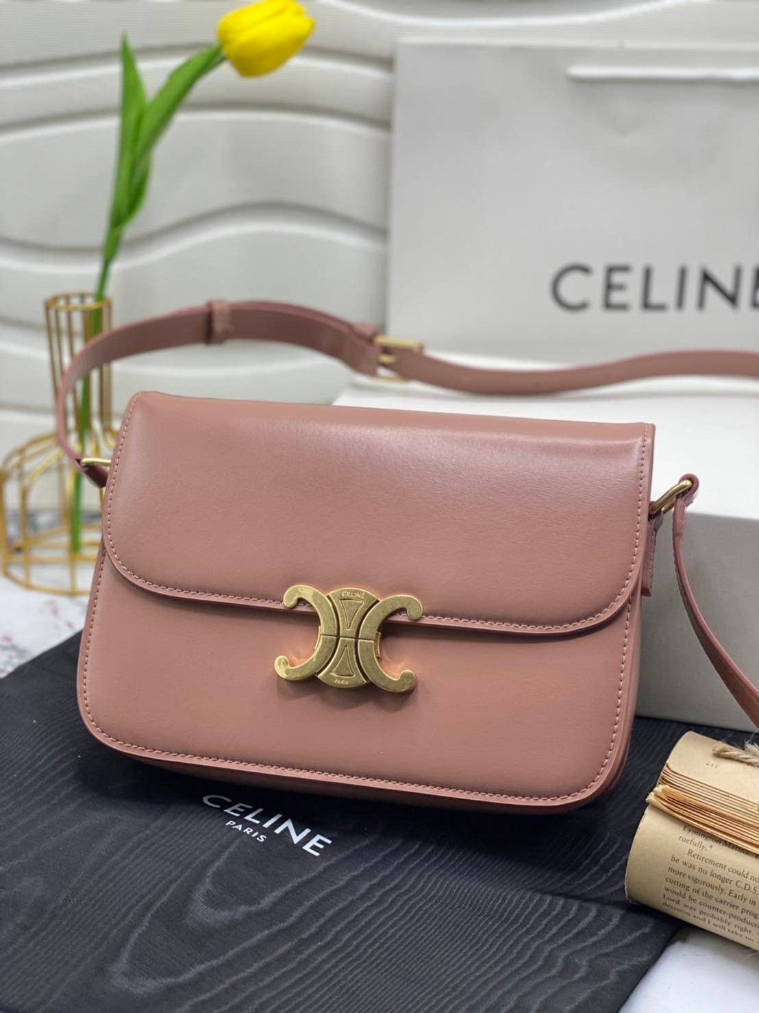 หนังแท้ CELINE TRIOMPHE CROSSBODY BAG ดีไซน์ยอดนิยมสไตล์สาว LISA ทรงสี่เหลี่ยมหนังสวยหรูอยู่ทรงเปิดปิดด้วยฝาปิดโลโก้แบรนด์อะไหล่ทอง ภายในมีช่องหลัก ช่องย่อย และช่องซิป สามารถใส่มือถือของใช้จุกจิกได้เยอะ มาพร้อมสายสะพายหนังยาวปรับระดับได้ จะสะพายไหล่ CROSS