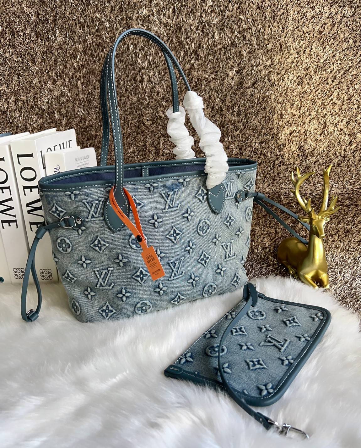 LV Neverfull Denim Tote Bag กระเป๋าสะพายทรงโท้ทเดนิมลายโมโนแกรมปั้มนูนคมชัดสวยหรูลัคชู สุดคลาสสิค ดีไซด์ใหม่ กับกระเป๋าทรงที่สามารถใช้ได้กับทุกๆวัน วัสดุเดนิมหนานิ่มอย่างดี ทอลายแบรนด์แบบ3Dนูนคมชัดสวยมากๆค่ะ